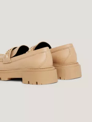 Mocassins com sola grossa escovada e corrente