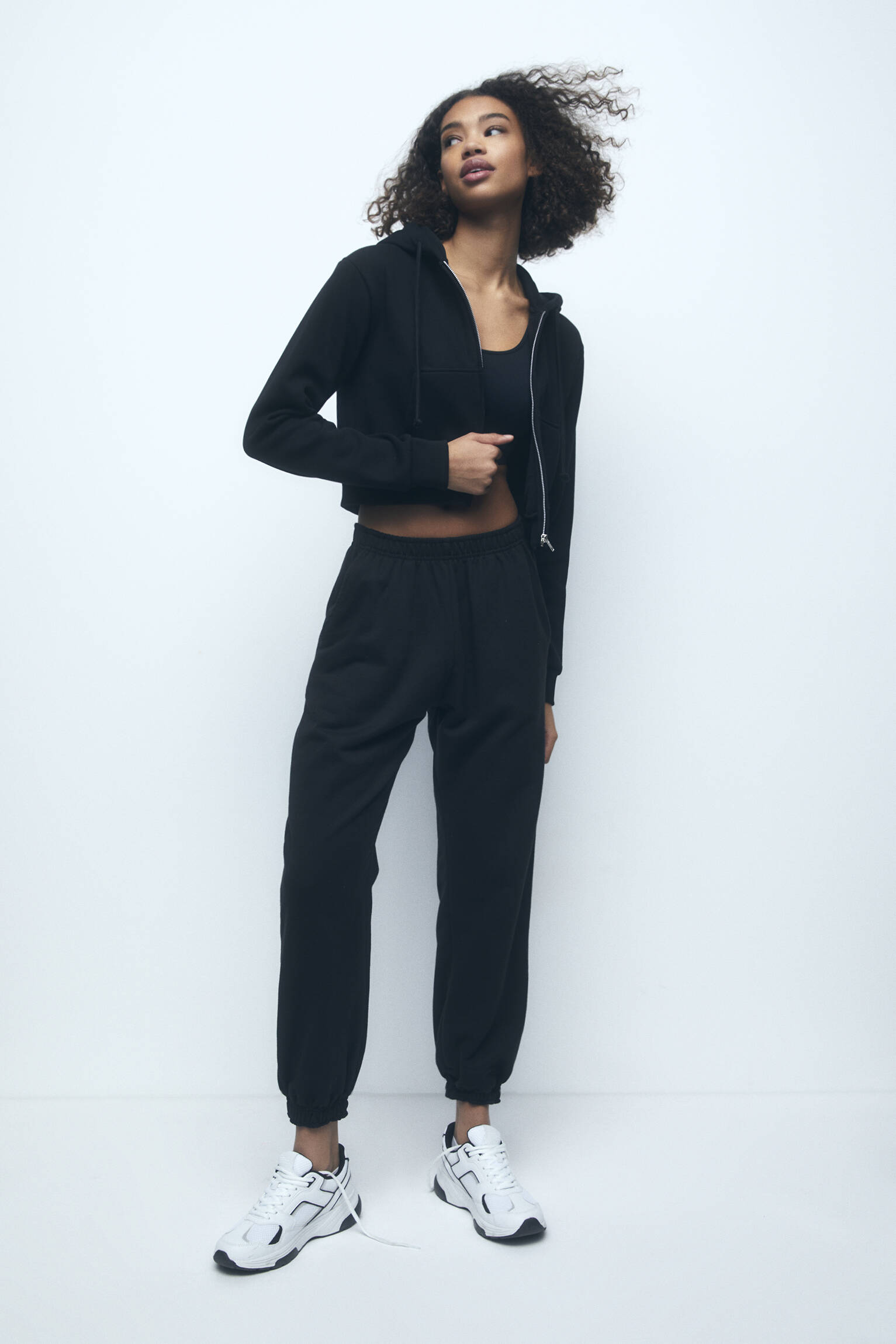Calça jogger básica com cós elástico - preta