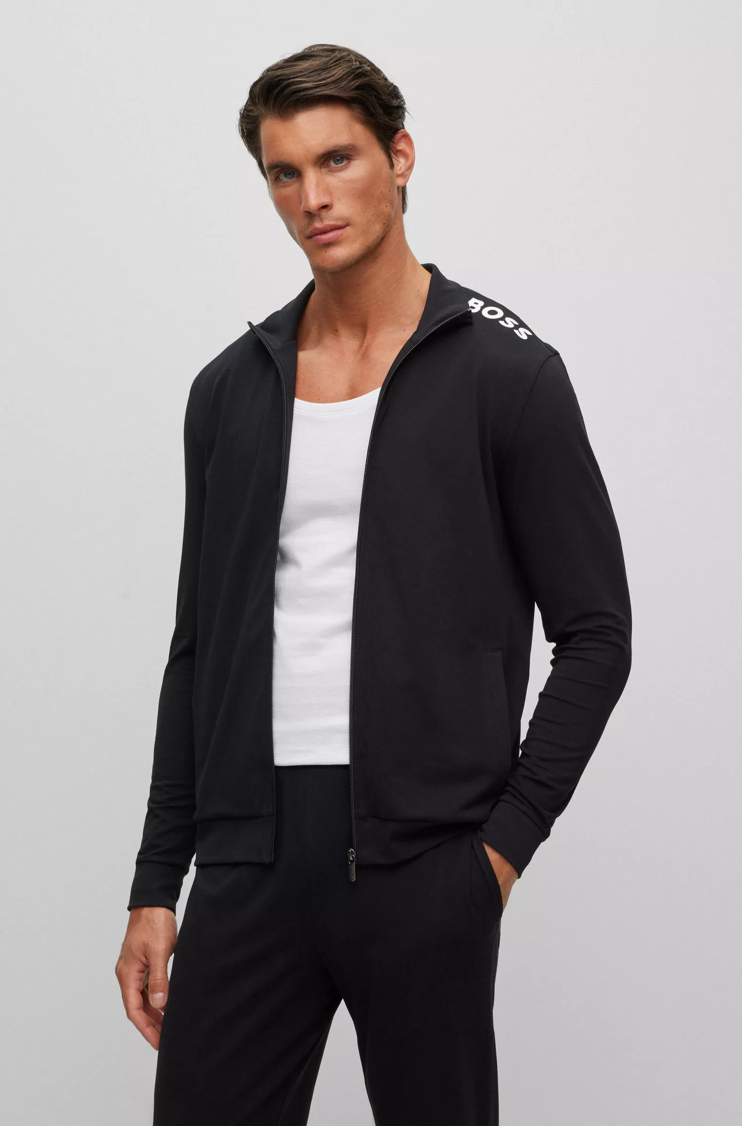 Conjunto de roupa de descanso BOSS em algodão stretch preto com detalhes do logotipo.