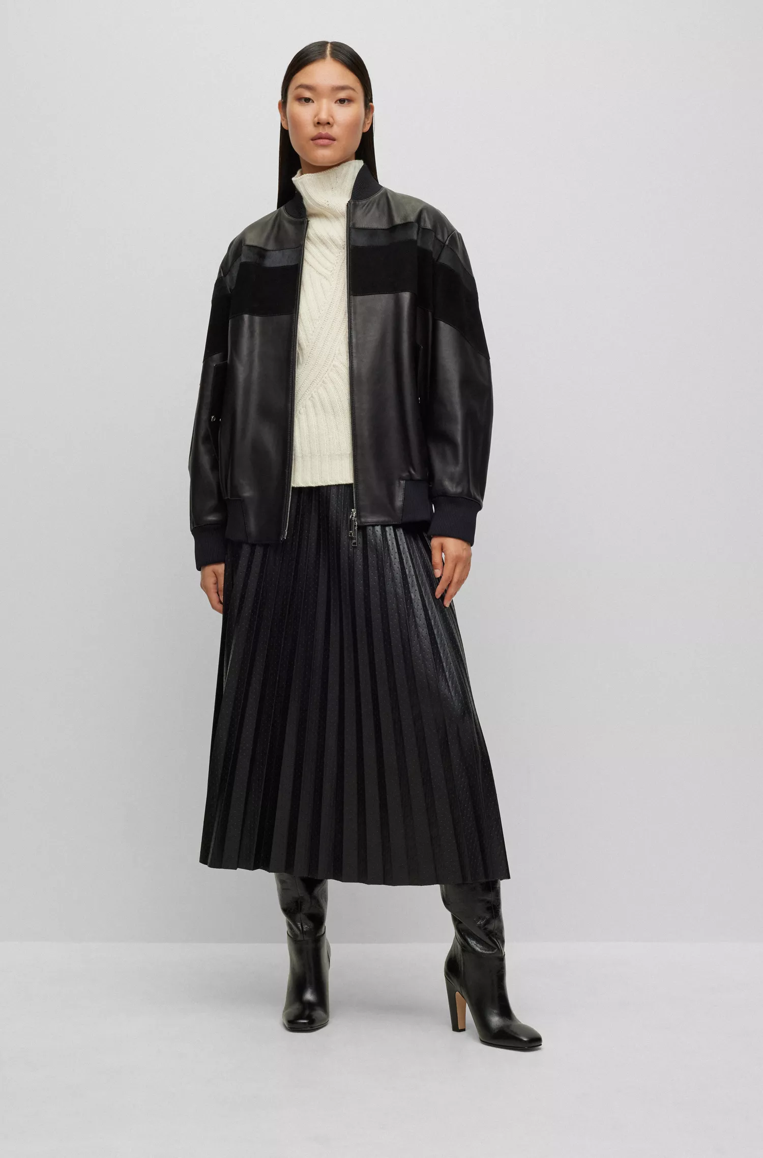Suéter BOSS preto de gola alta em lã virgem e cashmere.