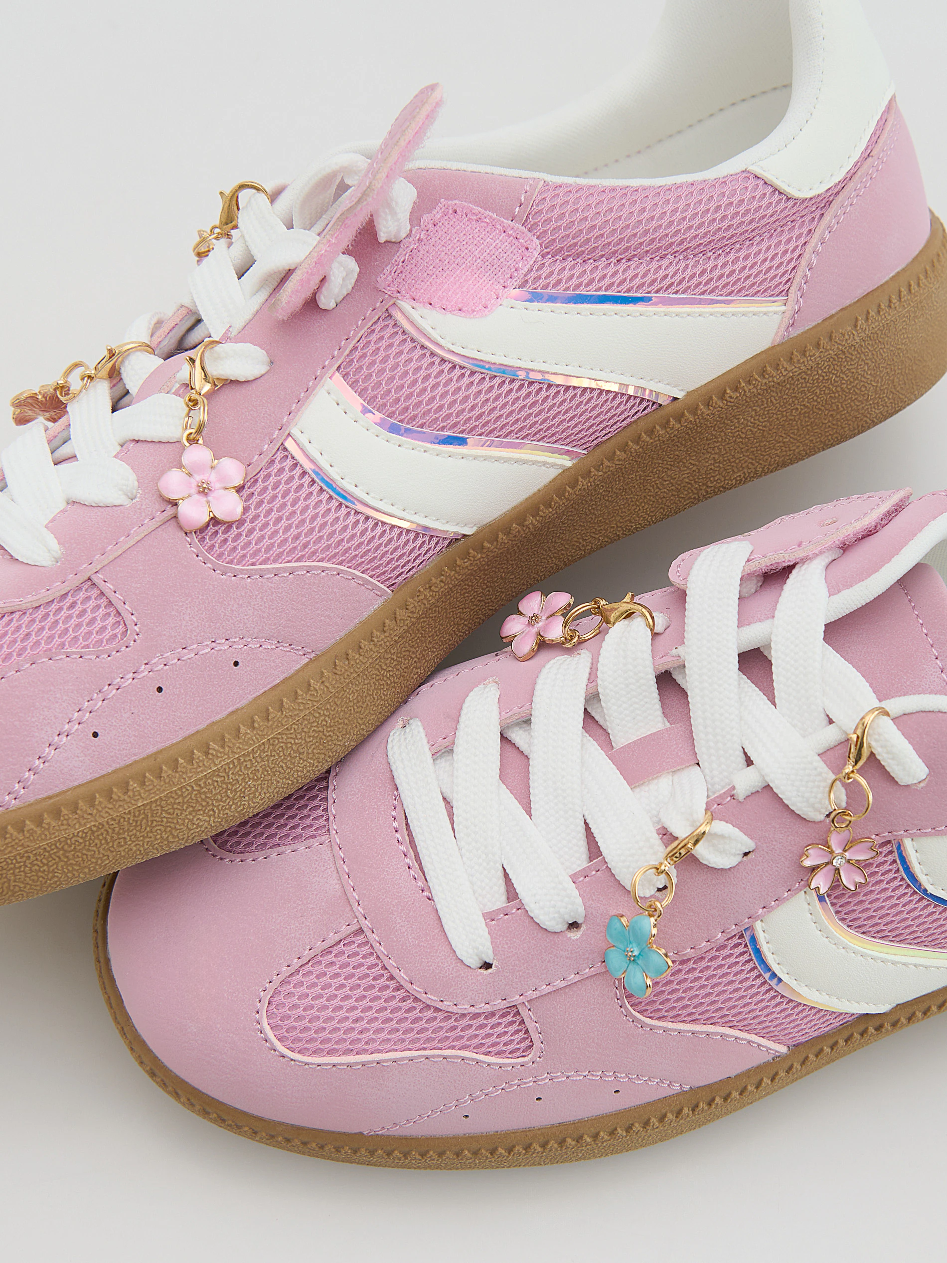 Sneaker Aus Verschiedenen Stoffen