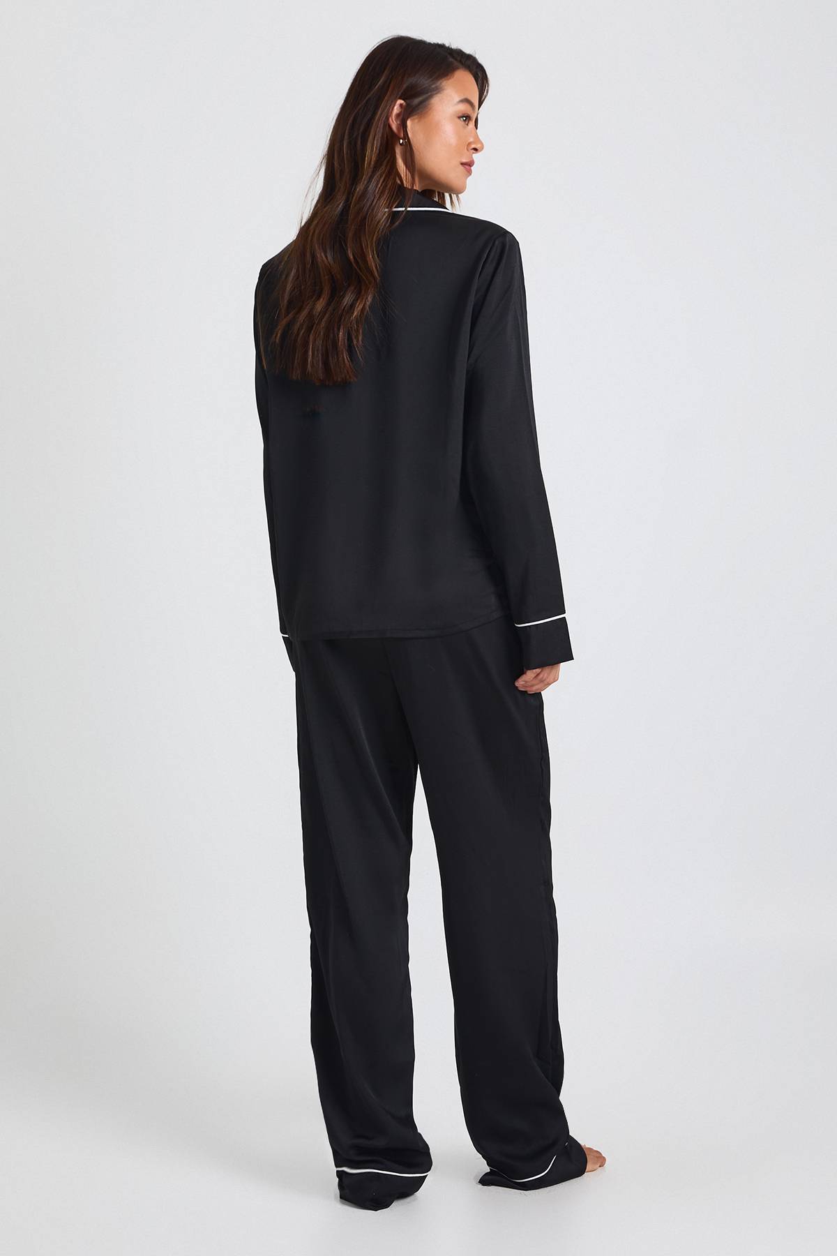 boohoo Ensemble Pyjama Chemise À Manches Longues Et Pantalon En Satin Avec Détails De Passepoil Pour Grande Taille