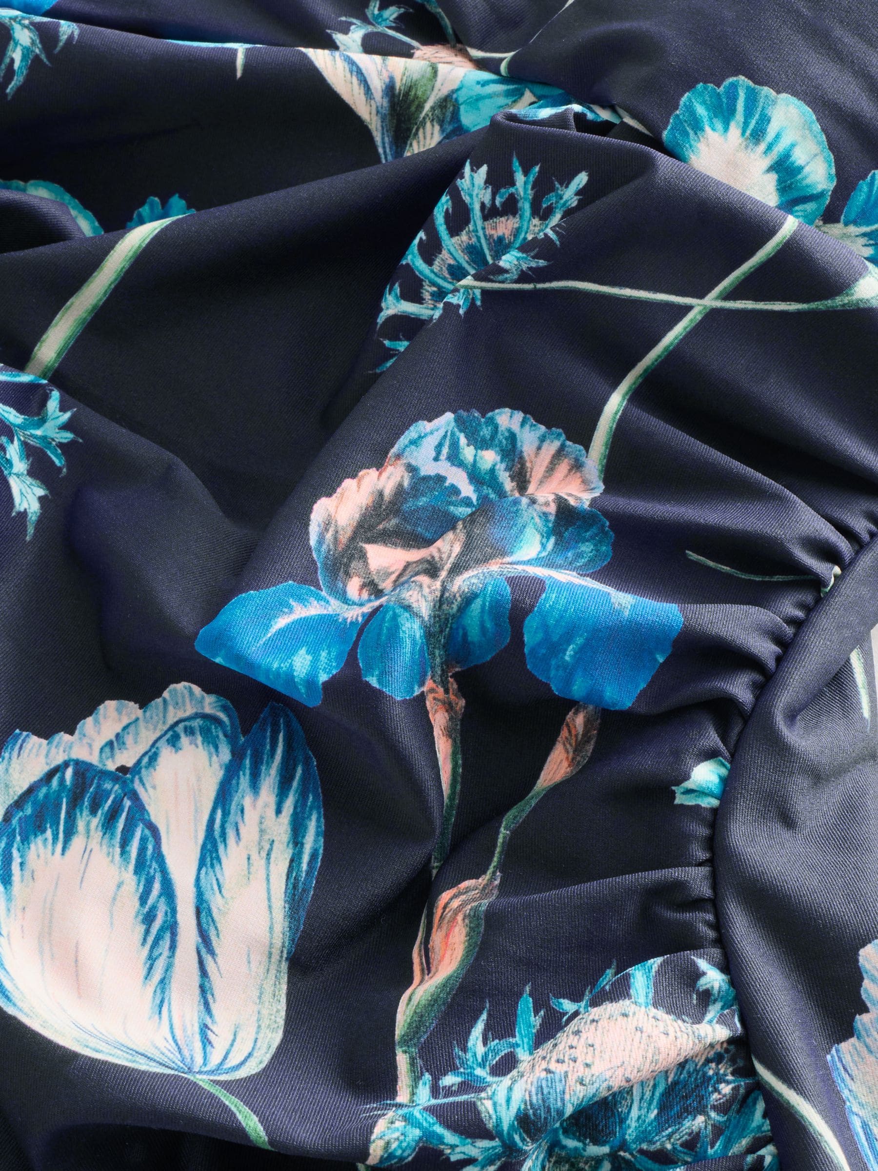 Kew Collection marineblauw met bloemenprint - Vormgevend badpak met buikcorrectie