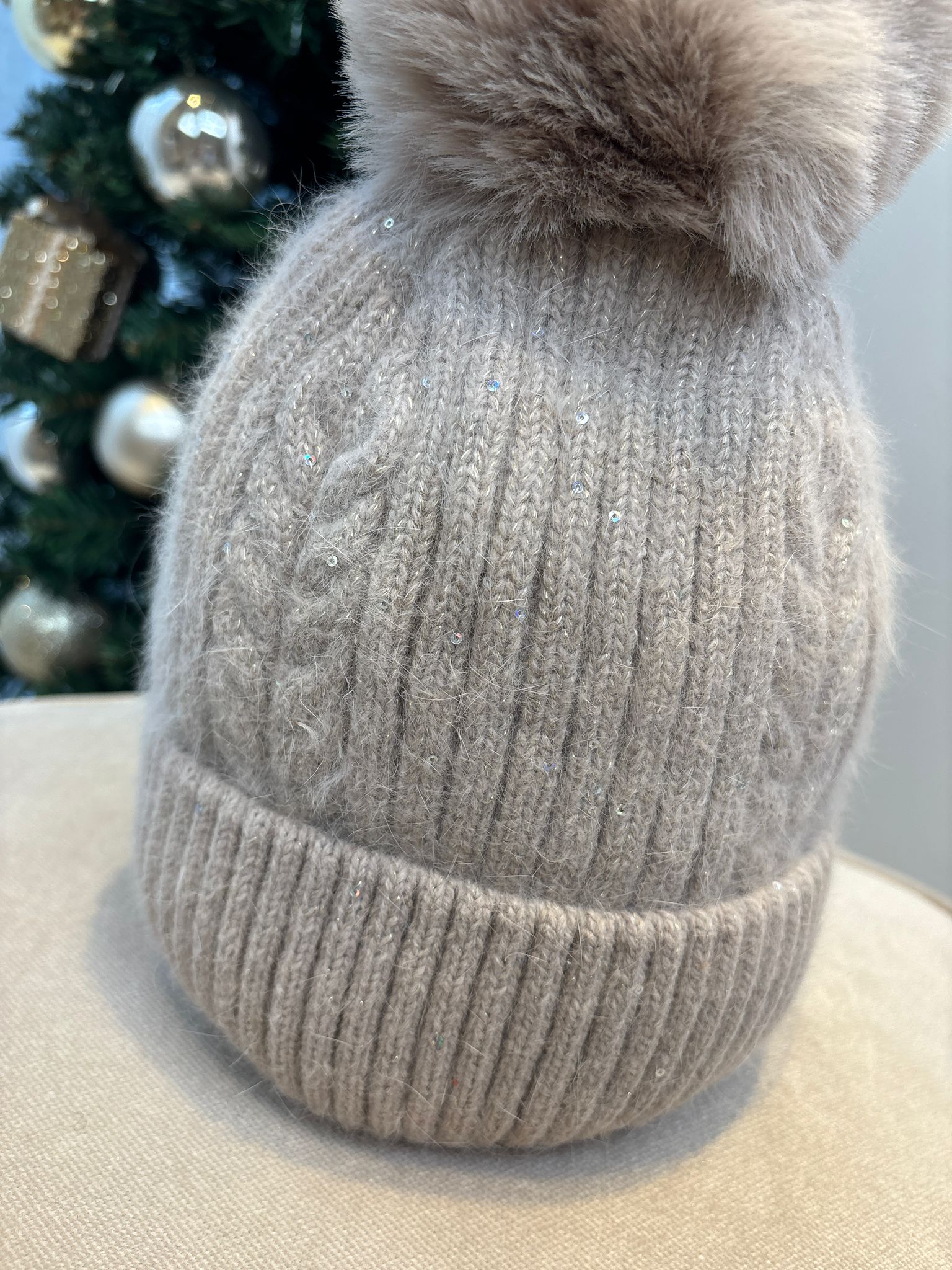 Glitter Muts Met Pom Taupe