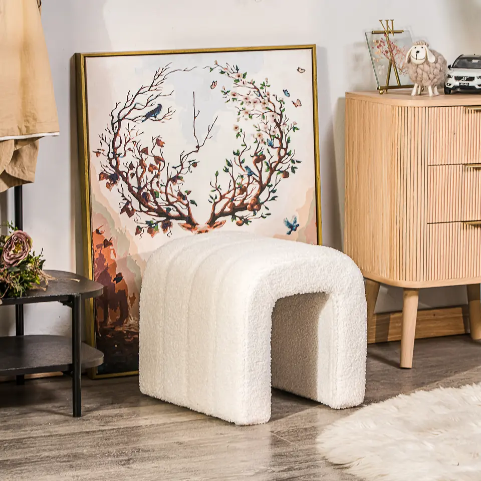 Pouf met witte krullen in Scandinavische stijl
