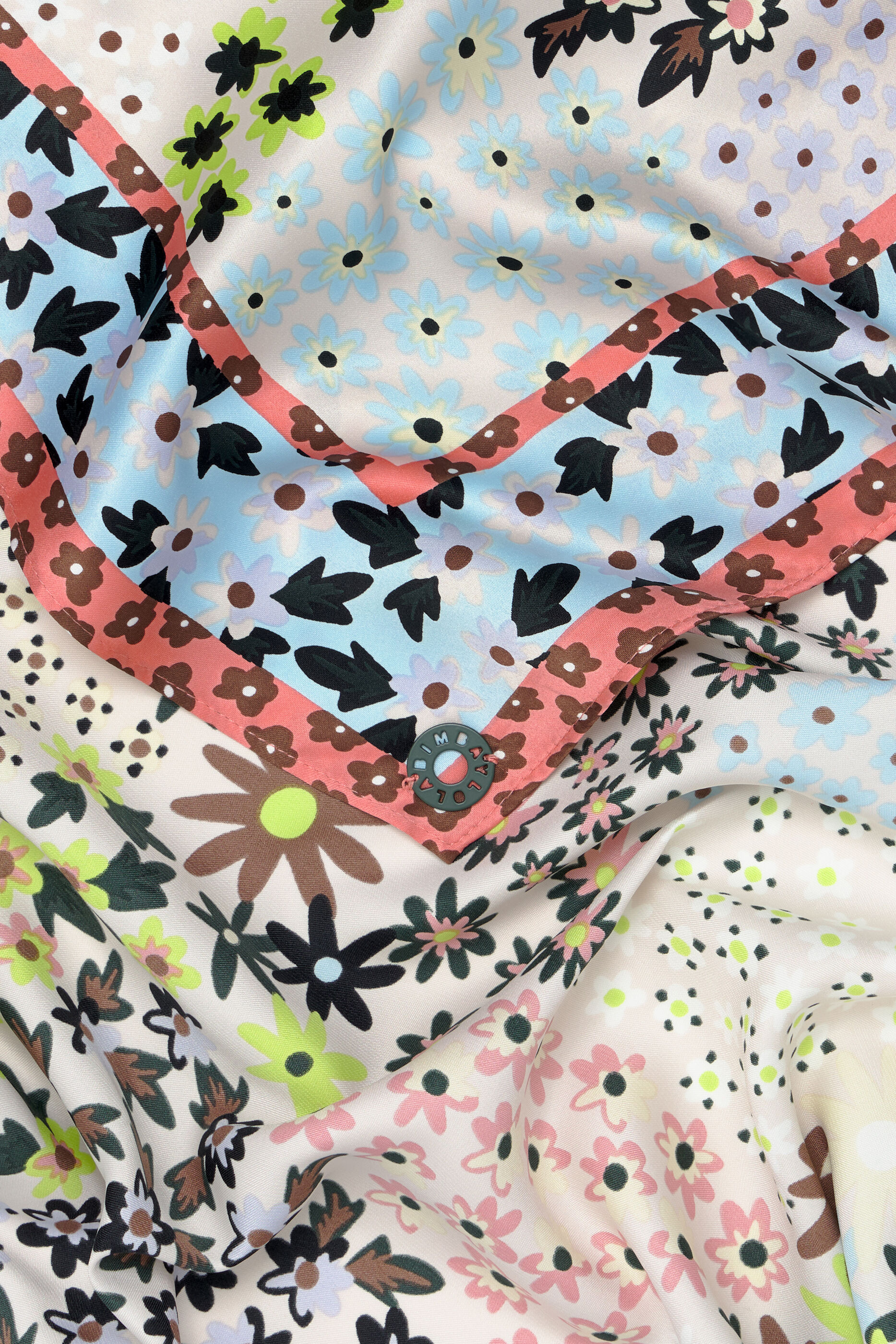 Lenço branco com estampa floral geométrica