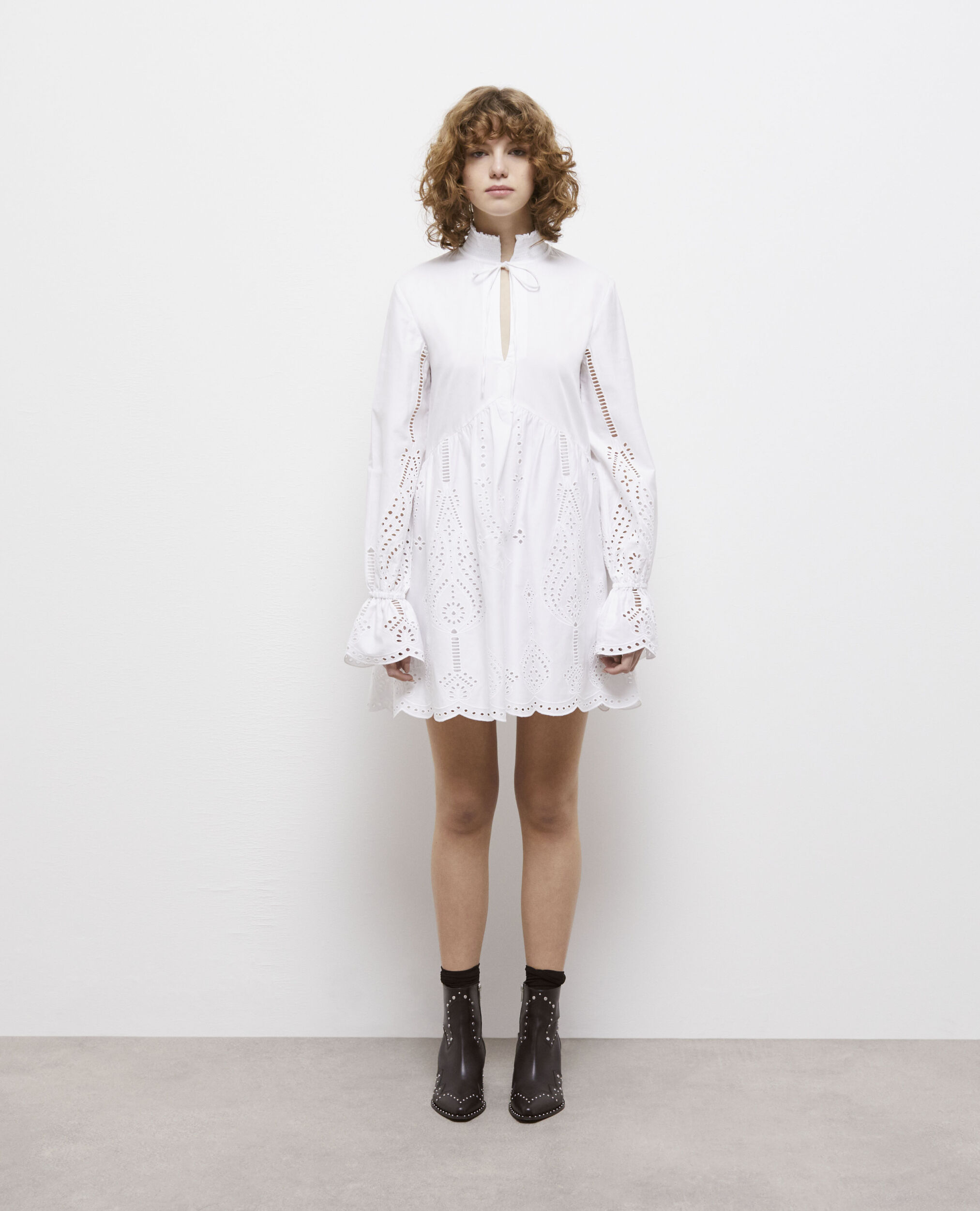 Robe courte blanche avec broderie Anglaise