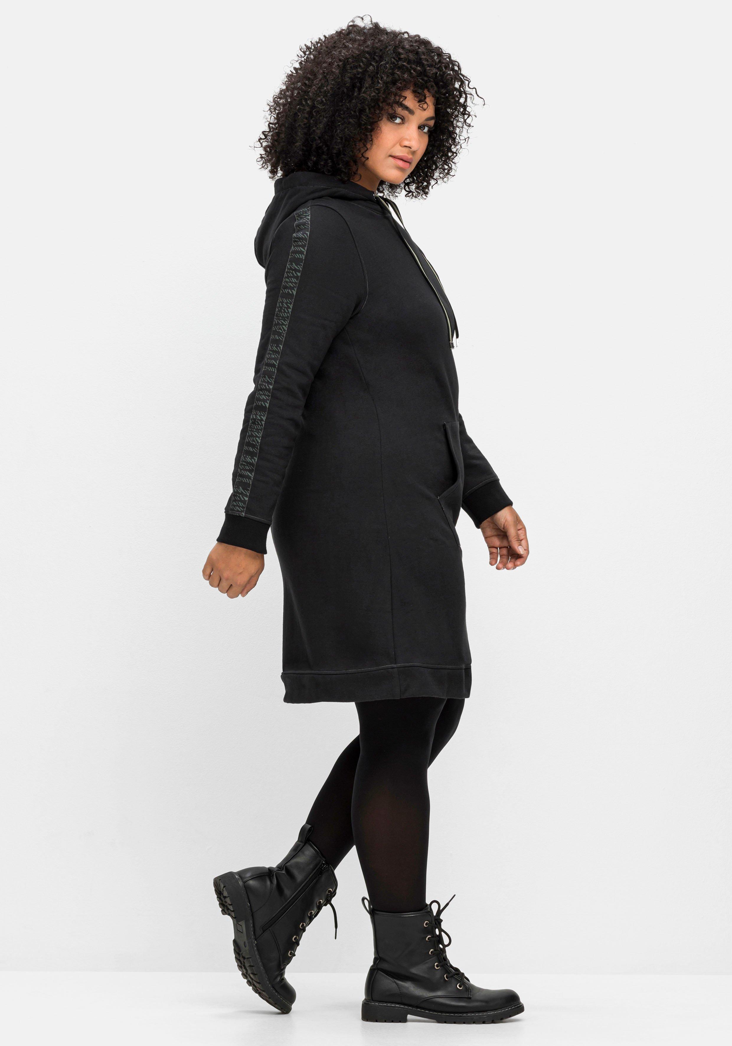 Kurzes Kapuzen-Sweatkleid mit Ärmeldruck