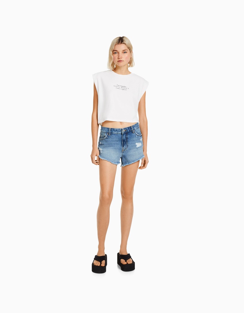 Shorts jeans vintage com rasgos