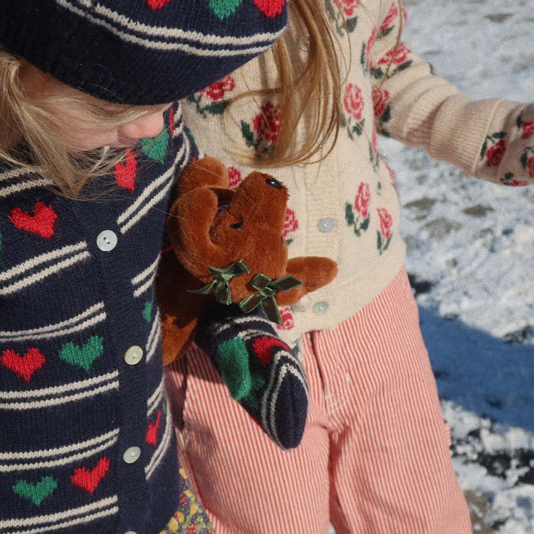 konges sløjd knuffelpuppy met hondenhok - teckel - 21 cm