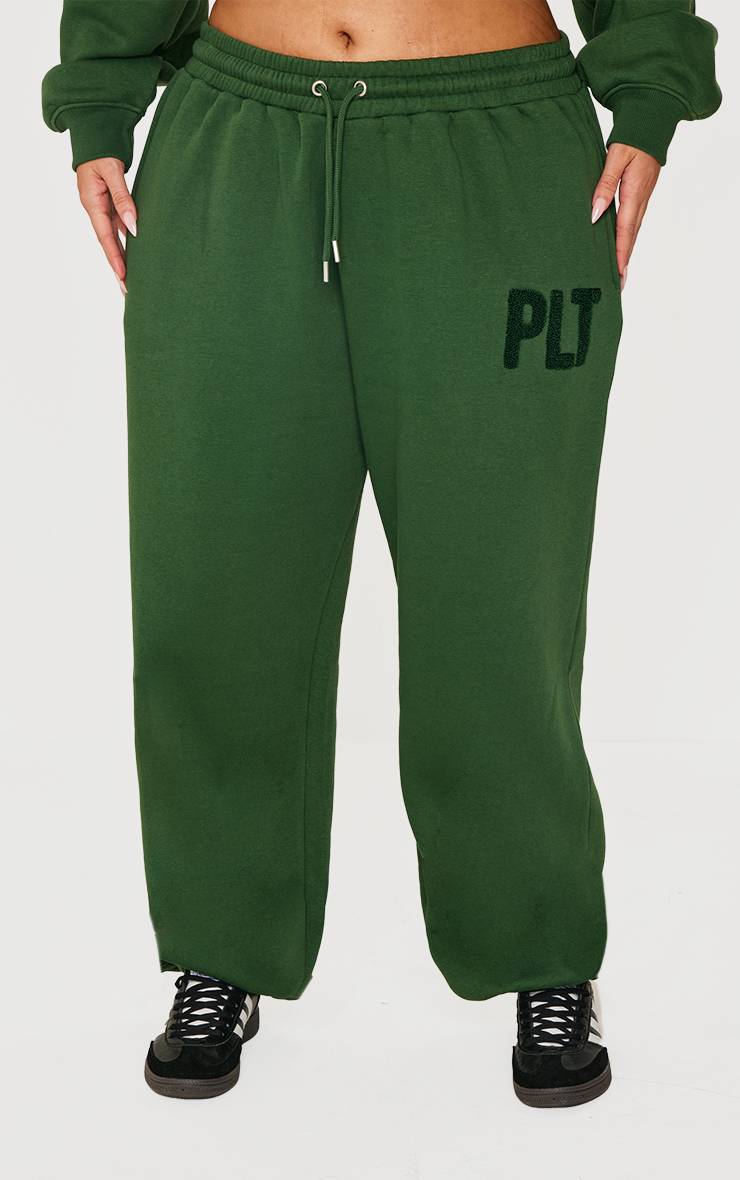 Forest Green Prettylittlething Plus Jogging À Revers Avec Appliqués Imitation Peau De Mouton