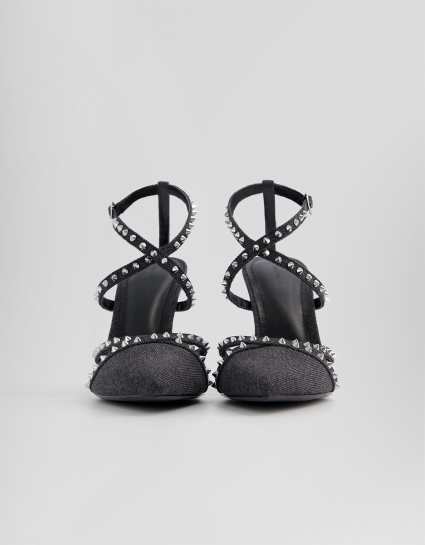 Sapatos de salto alto em jeans com tachas