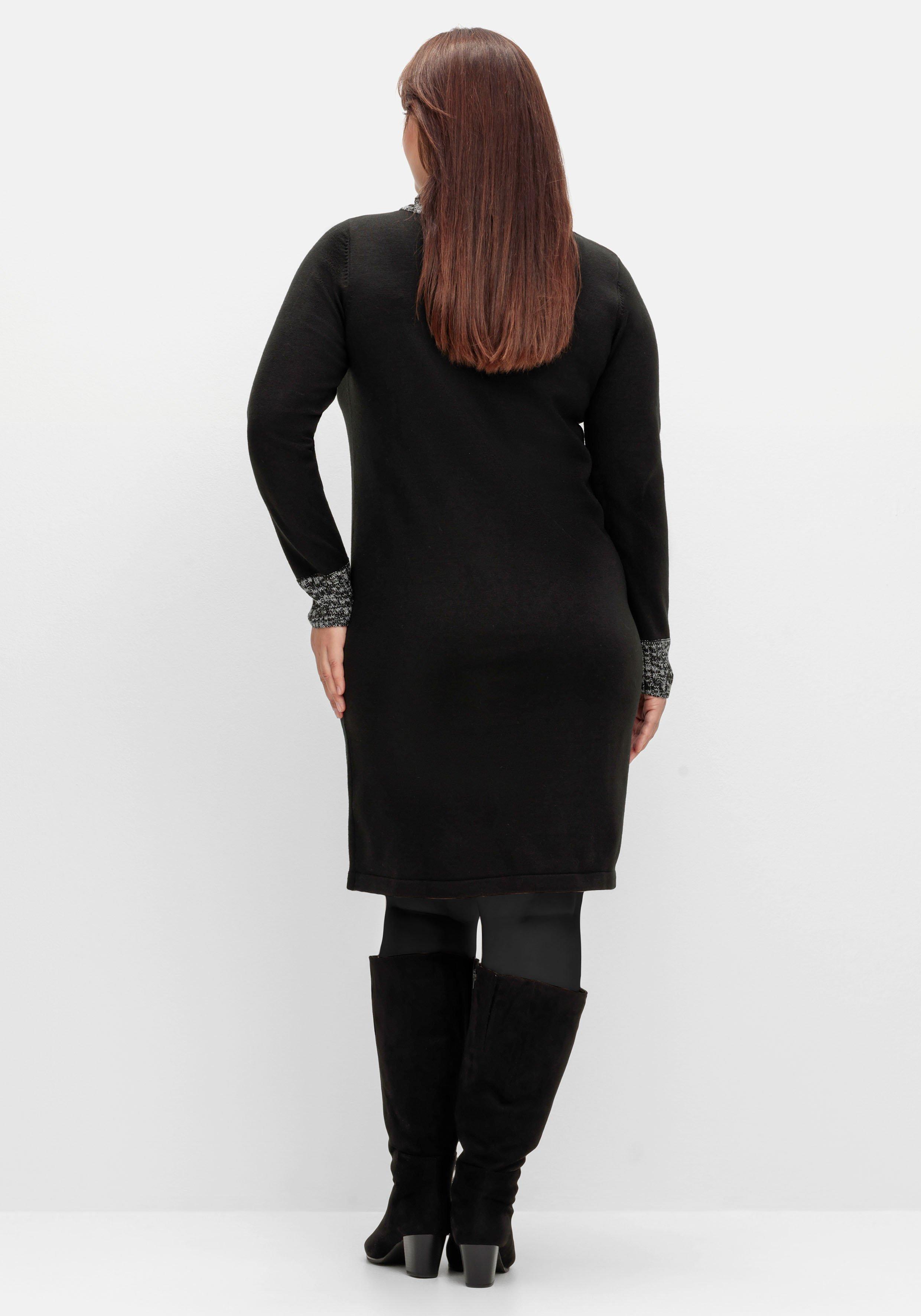 Strickkleid mit Schalkragen und Kontrastdetails