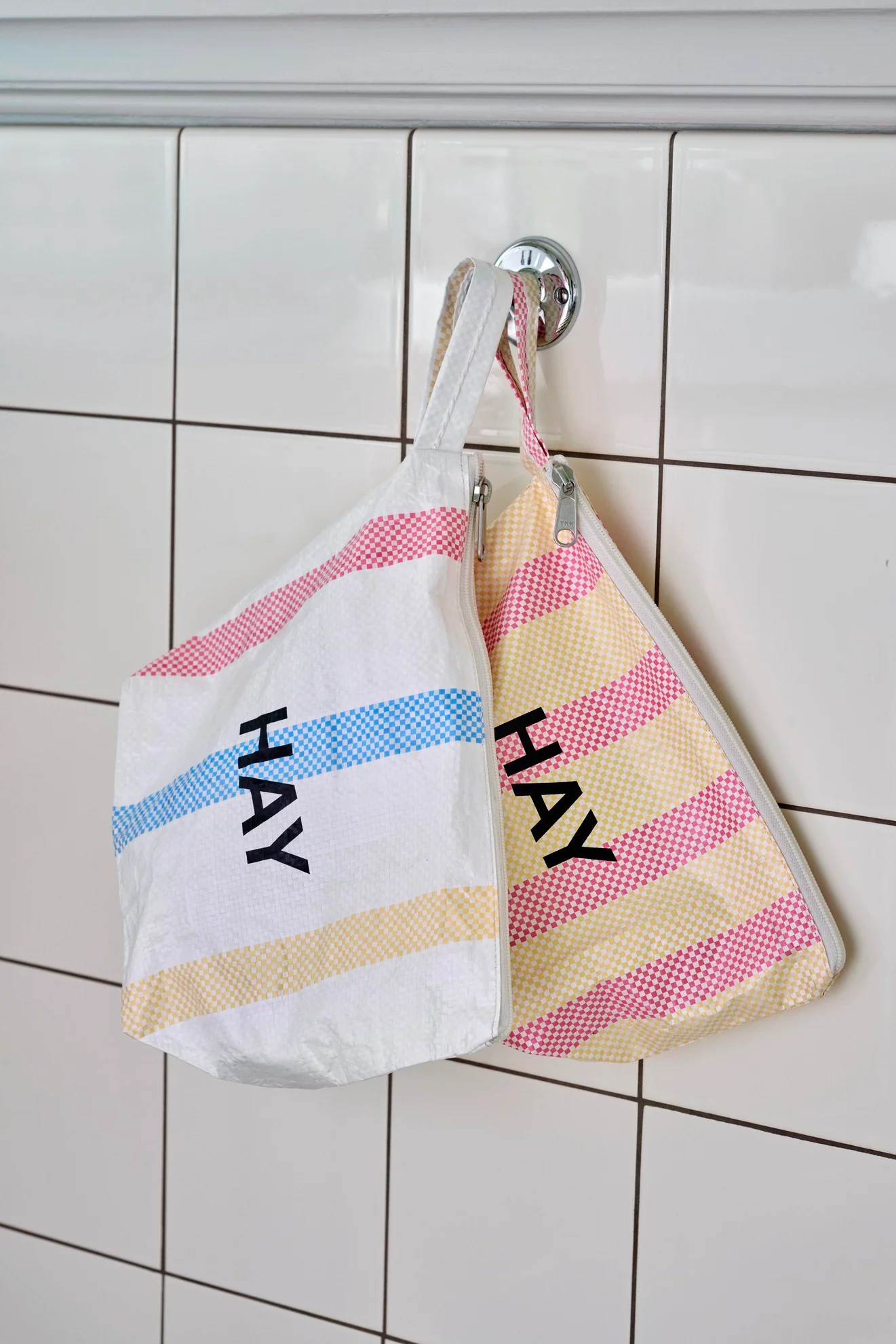 HAY  Candy Stripe toilettaske, Medium - rød/gul