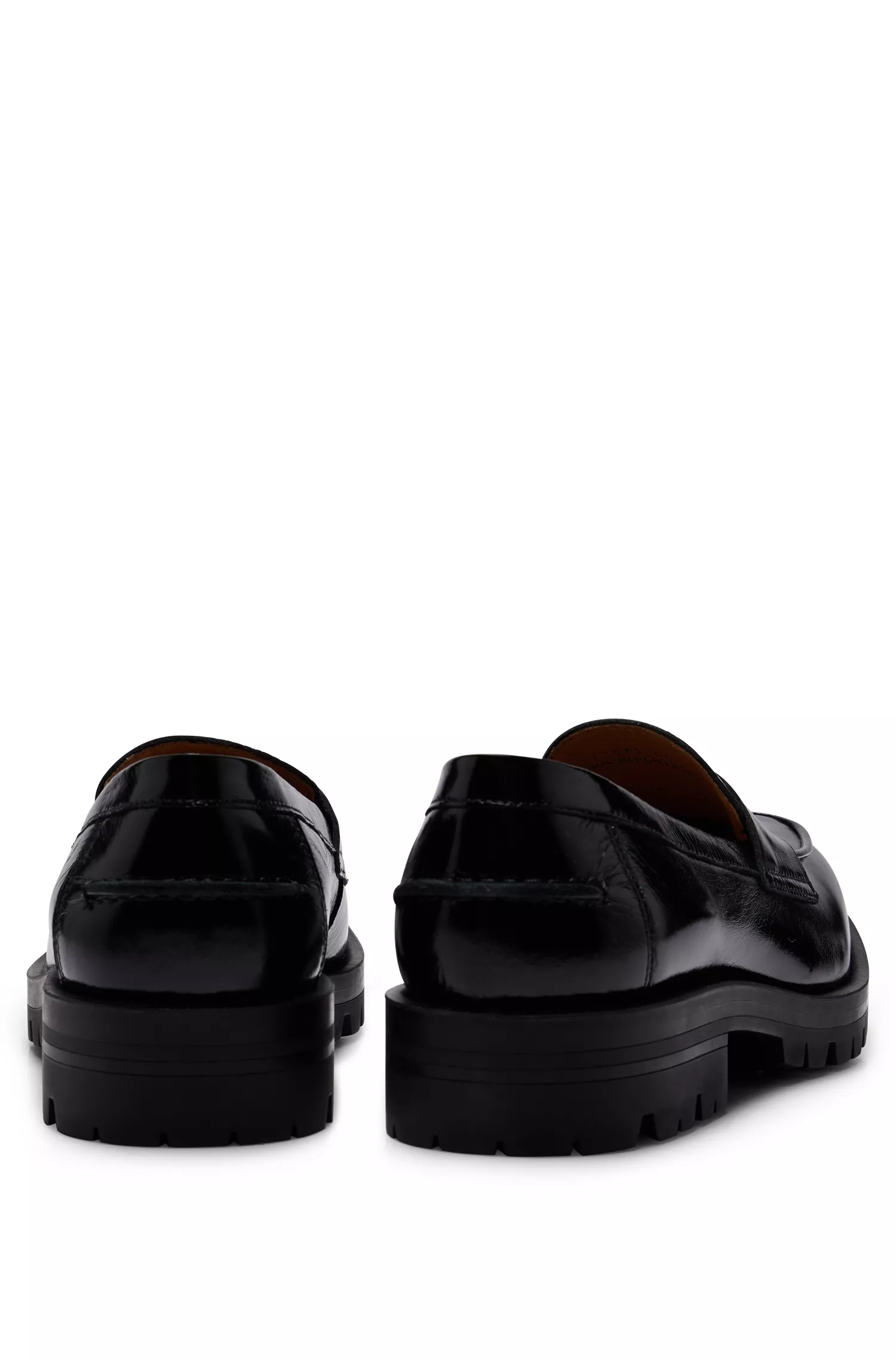 Mocassins BOSS em couro preto com detalhe de moeda com a marca.