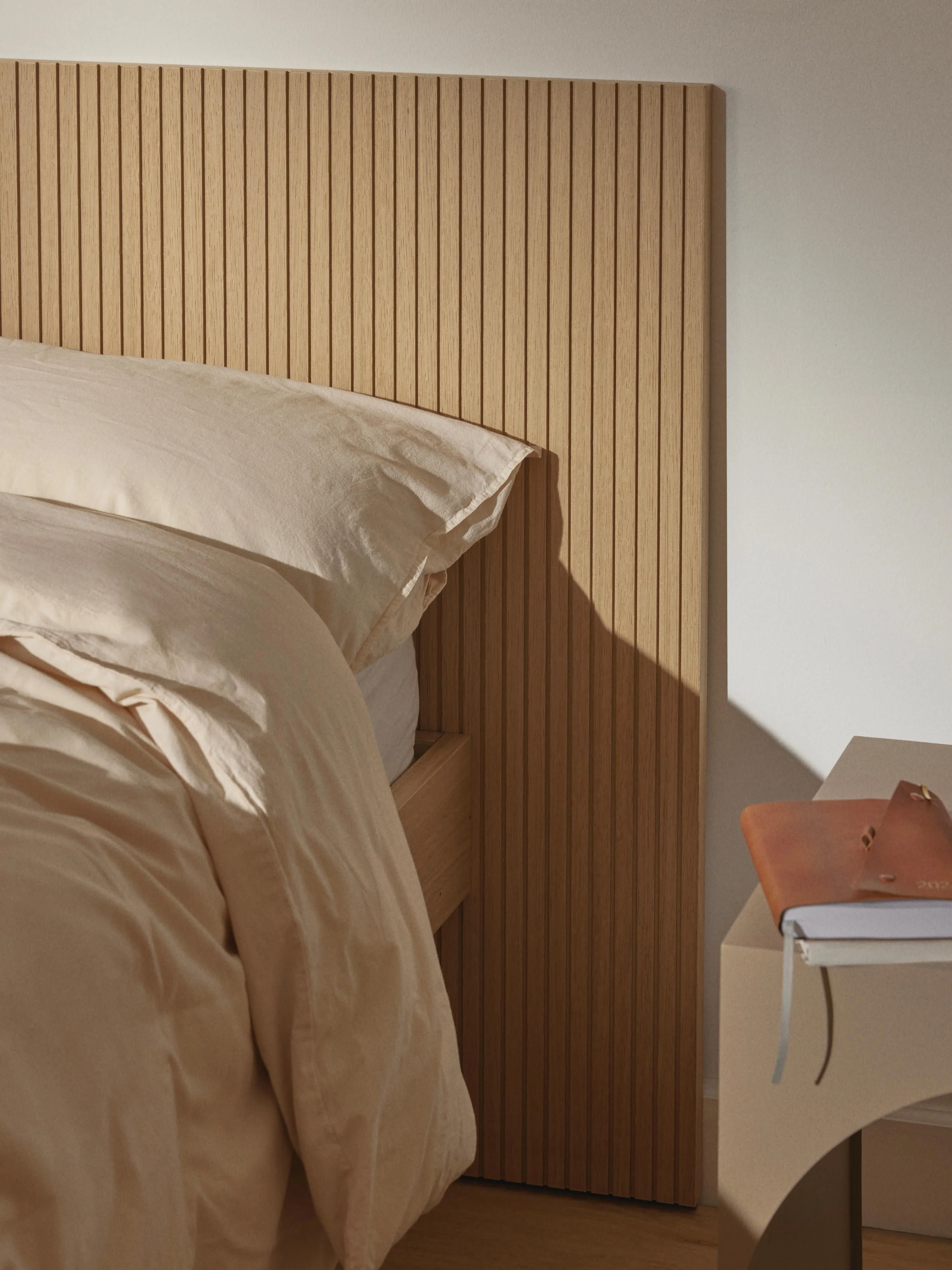 Houten bed Sato met lades en hoofdeinde
