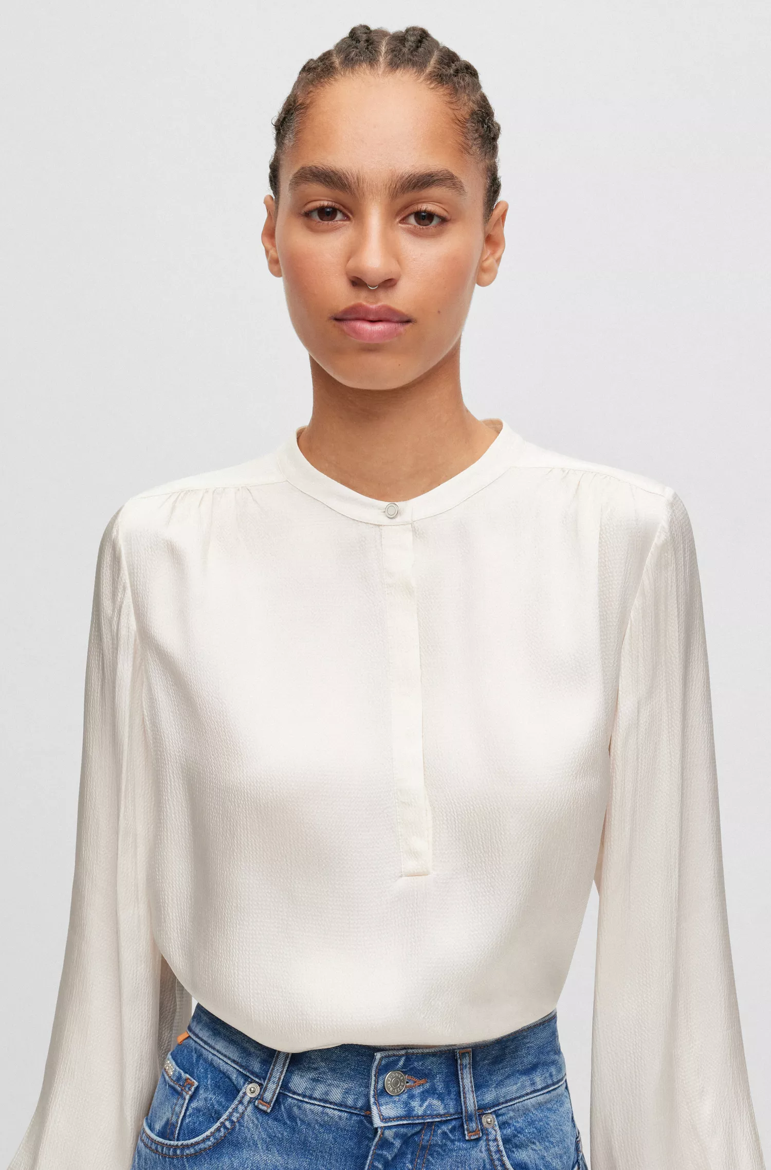 Blusa BOSS laranja, estilo túnica, corte regular, em cetim martelado.