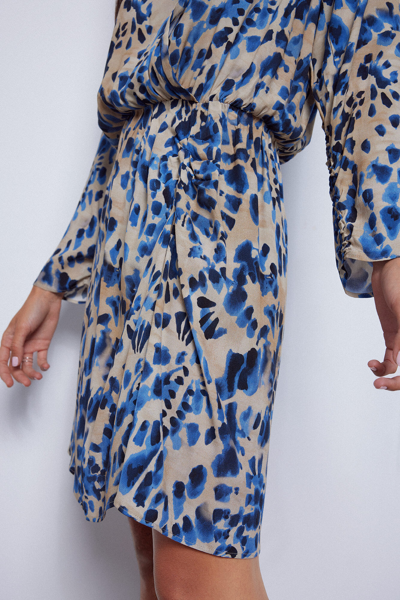 vestido curto tie-dye