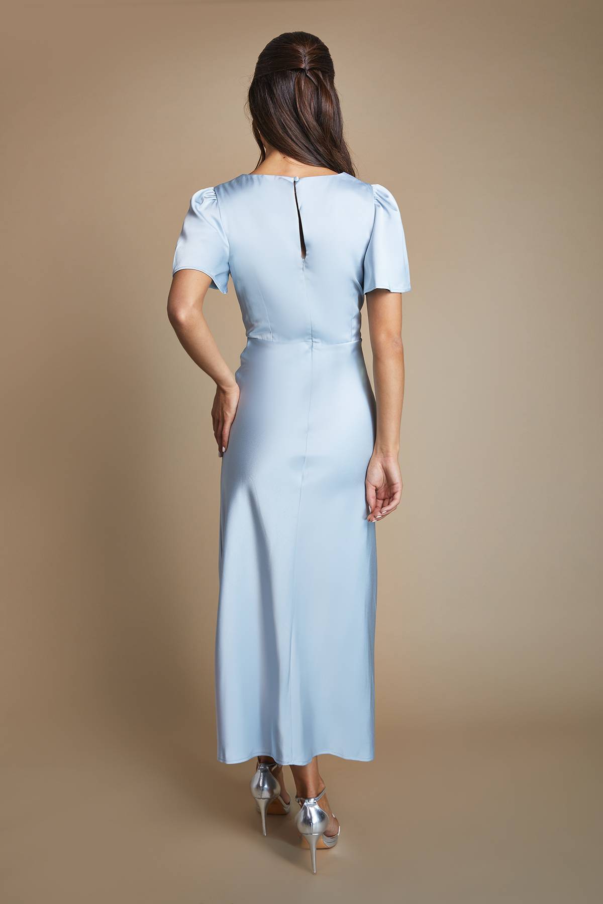Oasis Robe De Demoiselle D'honneur Mi-longue En Satin Bleu Clair Avec Torsade Devant Et Manches Papillon