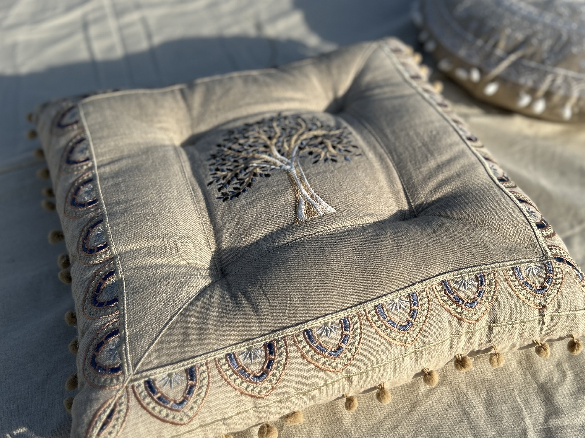 Besticktes Sitzkissen 'Baum', beige, multicolor, B 40 cm, L 40 cm, H 5 cm von fischer's lagerhaus