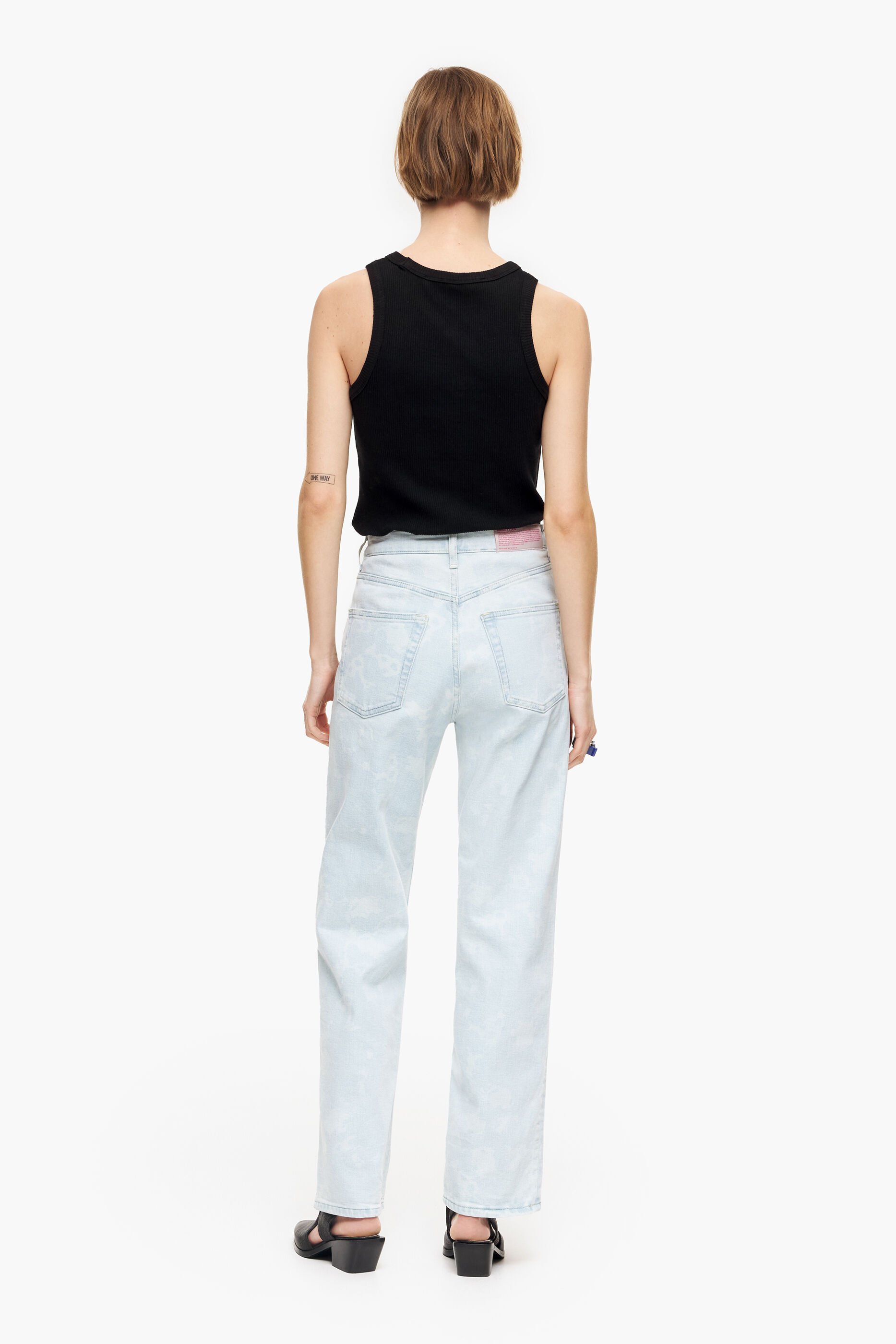 CALÇA RETA CROPPED - Calça jeans de corte reto com estampa camuflada de panda em tom azul lavado.