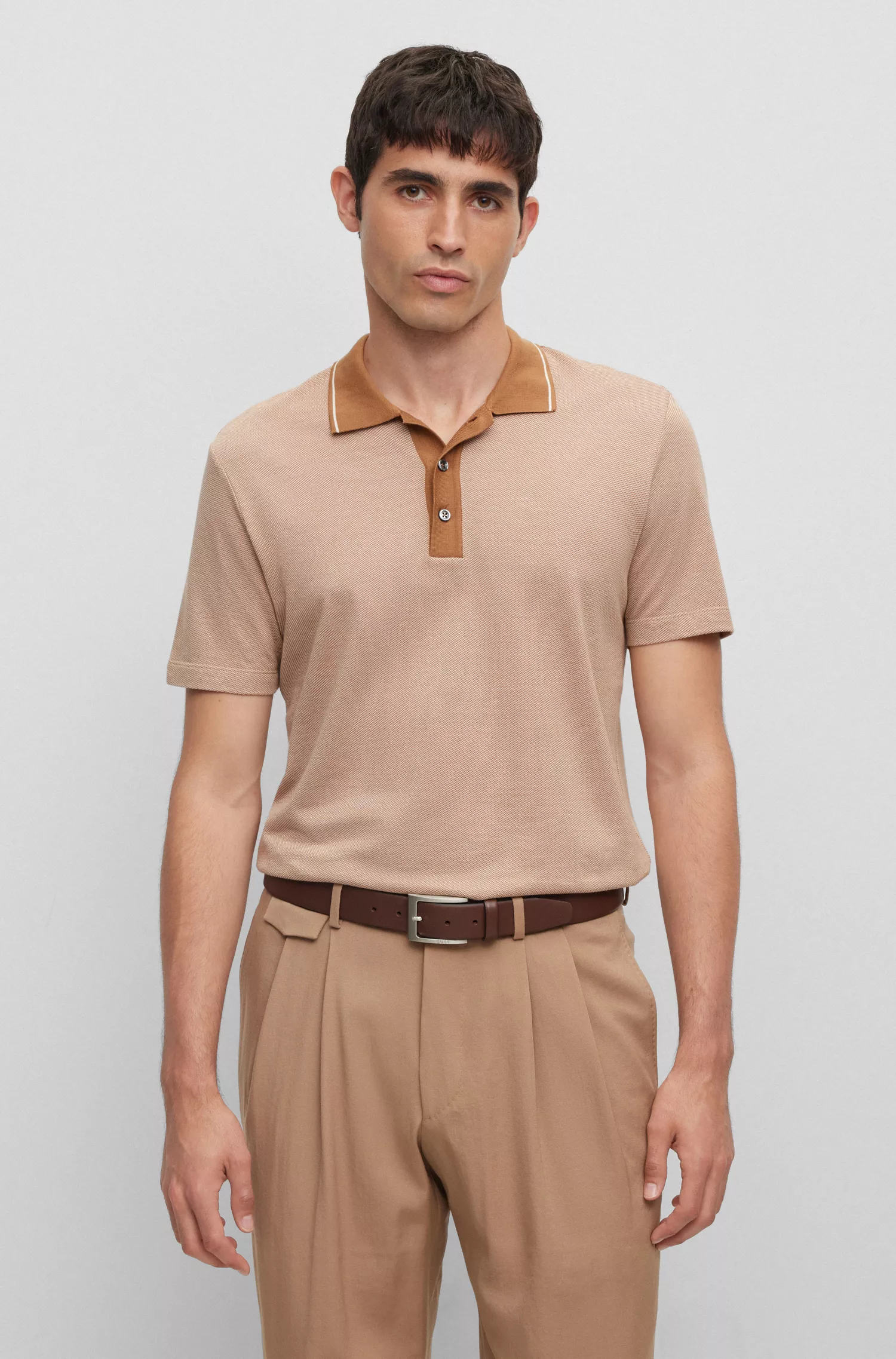 Camisa polo BOSS cor camelo, corte slim, em algodão estruturado e seda.