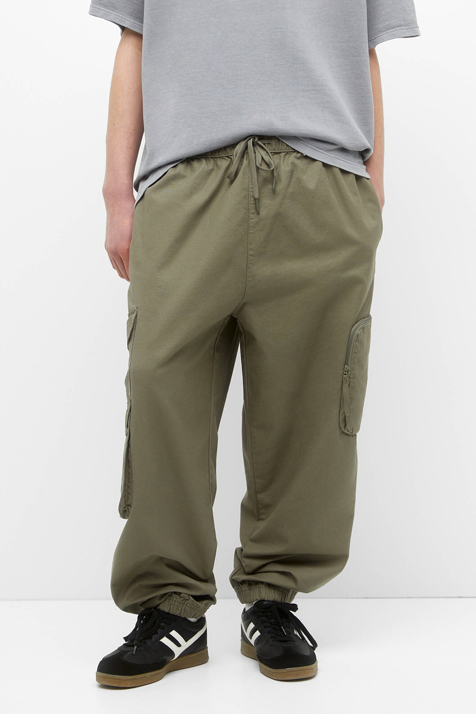Calça cargo jogger em tecido técnico - cáqui