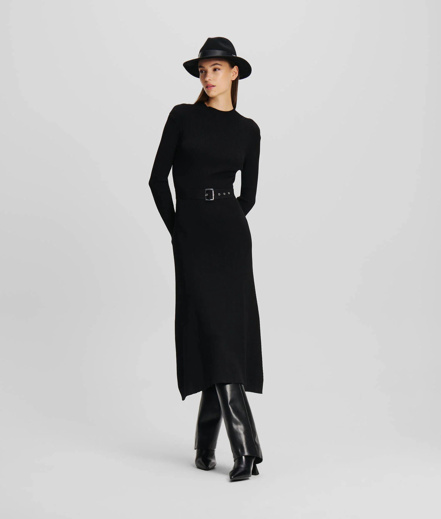 ROBE EN TRICOT CEINTURÉE À MANCHES LONGUES