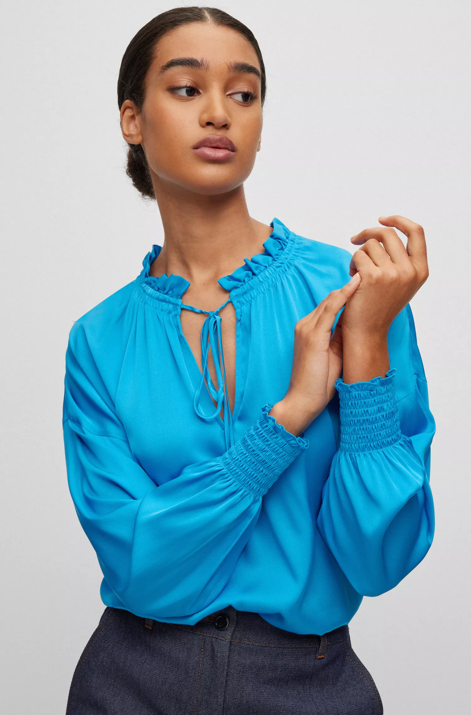 Blusa BOSS preta de modelagem relaxada em seda elástica com amarração frontal.