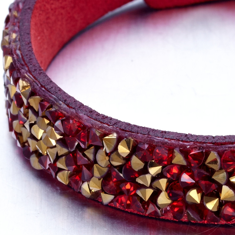 Bracelet orné de Cristaux Rouges et Dorés de Swarovski et Cuir Rouge