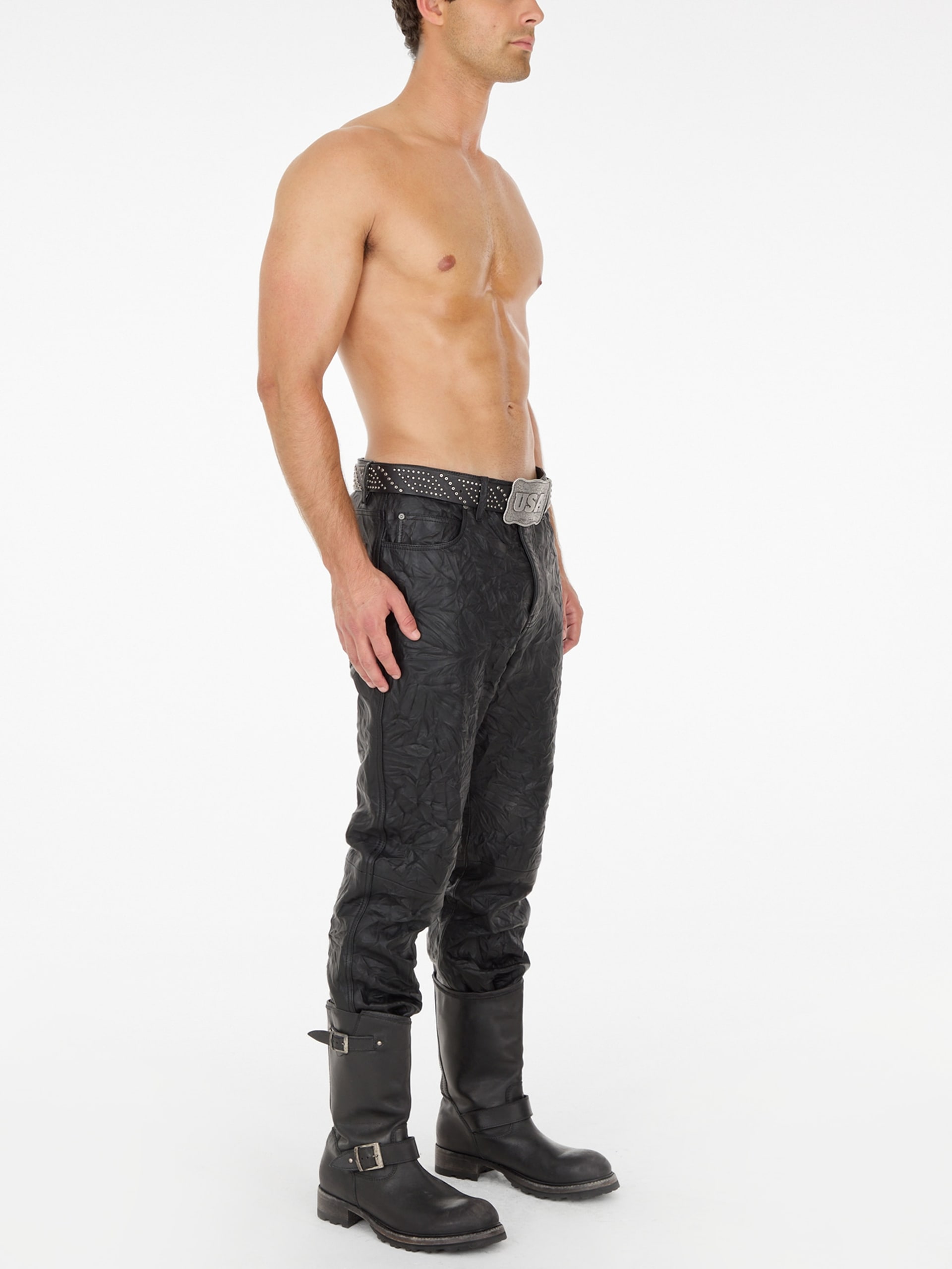 calça de couro enrugado