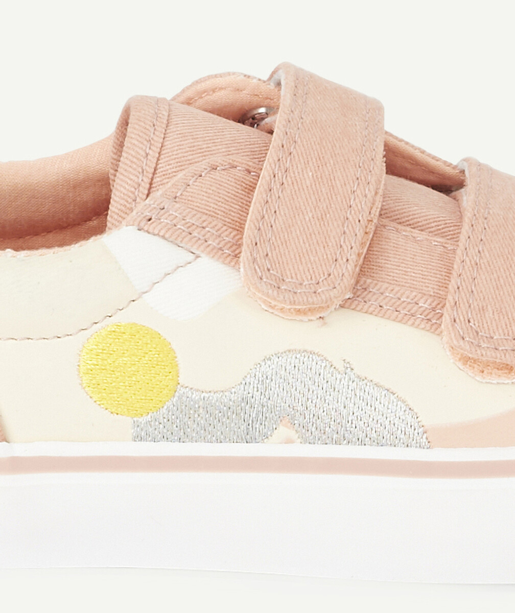 LES BASKETS BASSES ROSES AVEC MOTIFS EN RELIEF COLORÉS