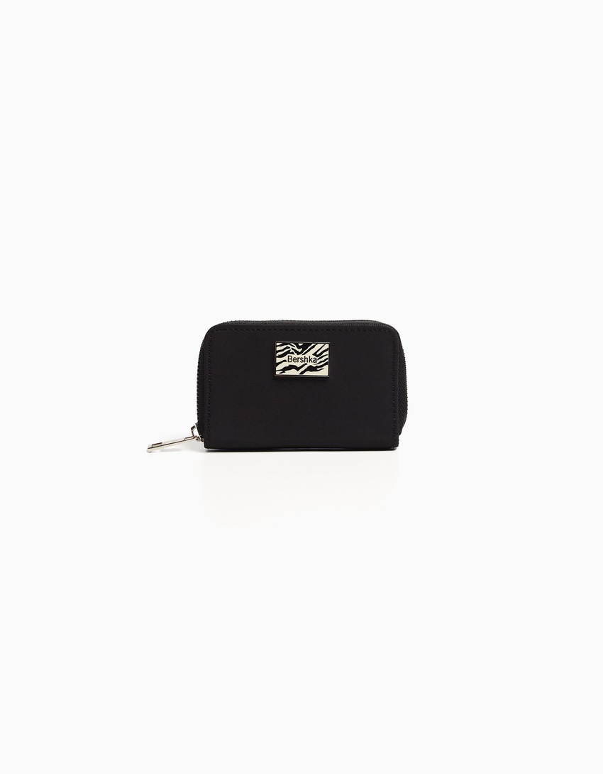 Bolsa com detalhe de placa