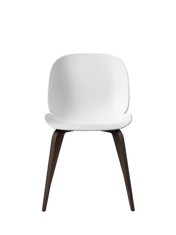 Gubi Beetle stoel met gerookt eiken onderstel, alabaster white