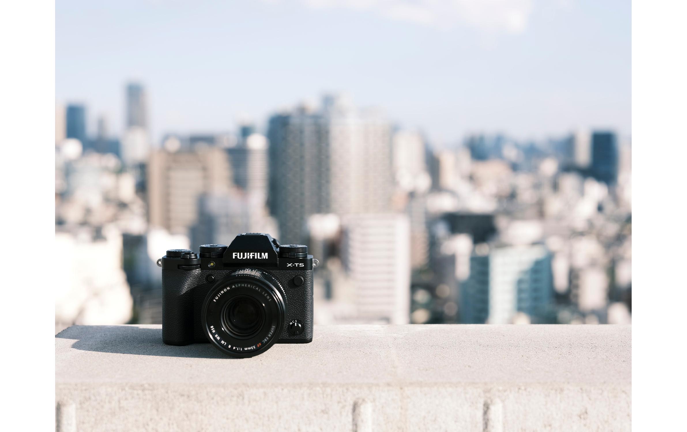 Fotokamera X-T5 Kit XF 16-80 mm Schwarz<br>Spiegellose Systemkamera mit 40.2 Megapixel-Sensor und integriertem Fünf-Achsen-Bildstabilisator