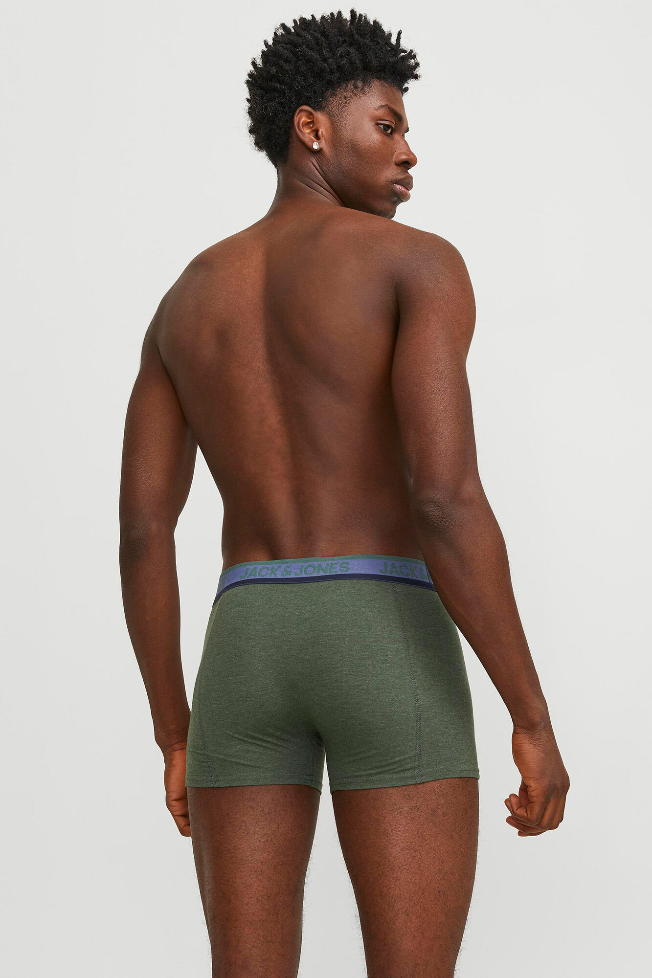 Pacote com 3 cuecas boxer com logotipo.