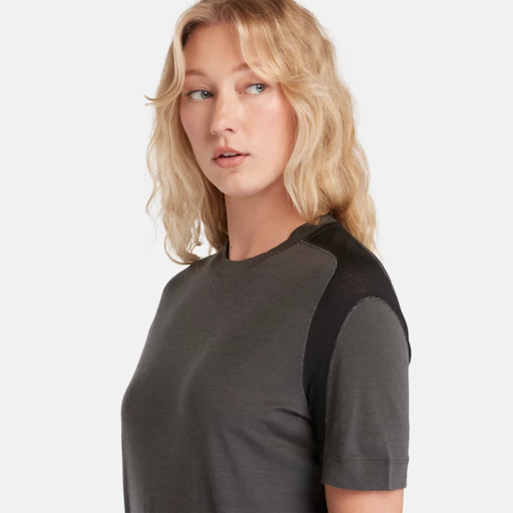 Camiseta Timberland x Icebreaker Merino ZoneKnit para mulheres na cor cinza escuro.