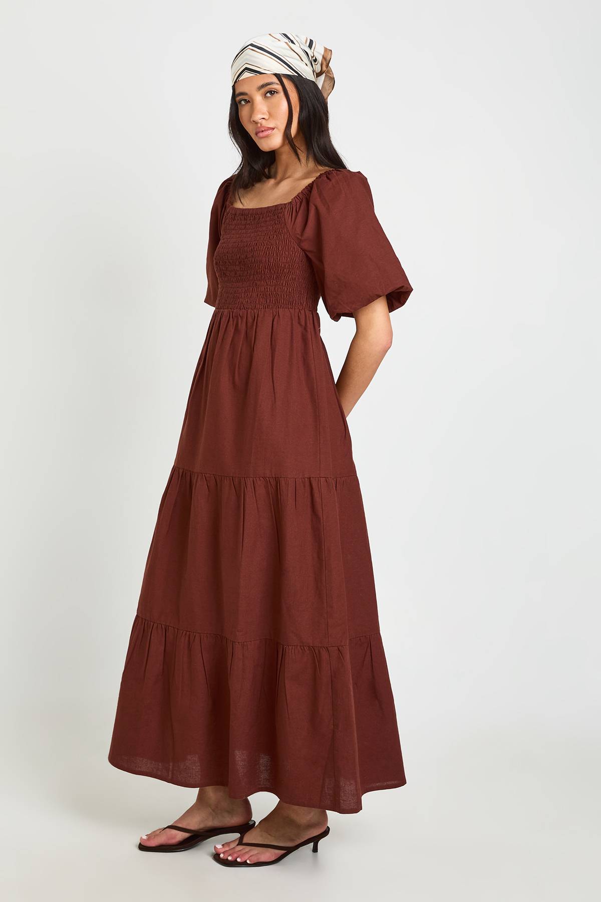 boohoo Robe Midaxi Étagée À Manches Volumineuses Aspect Lin Grande Taille