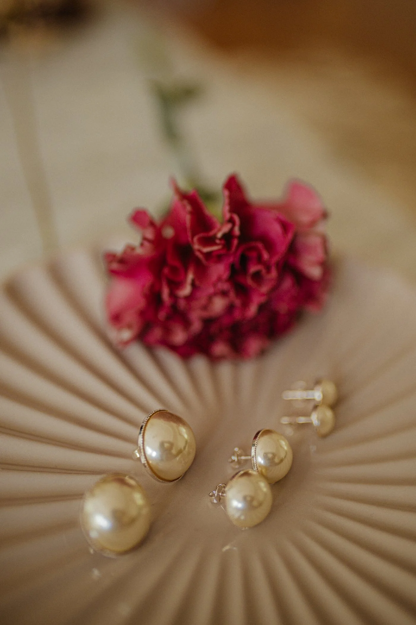 NÉLYA - Boucles d'oreilles puces perles doré à l'or fin | Argent