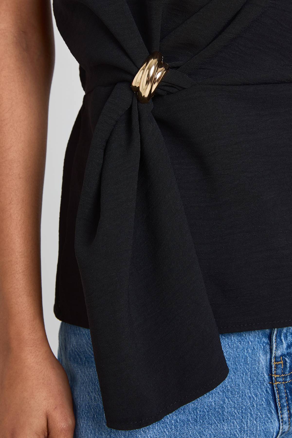 boohoo Blouse Tall Col Bénitier Avec Anneau Martelé Doré