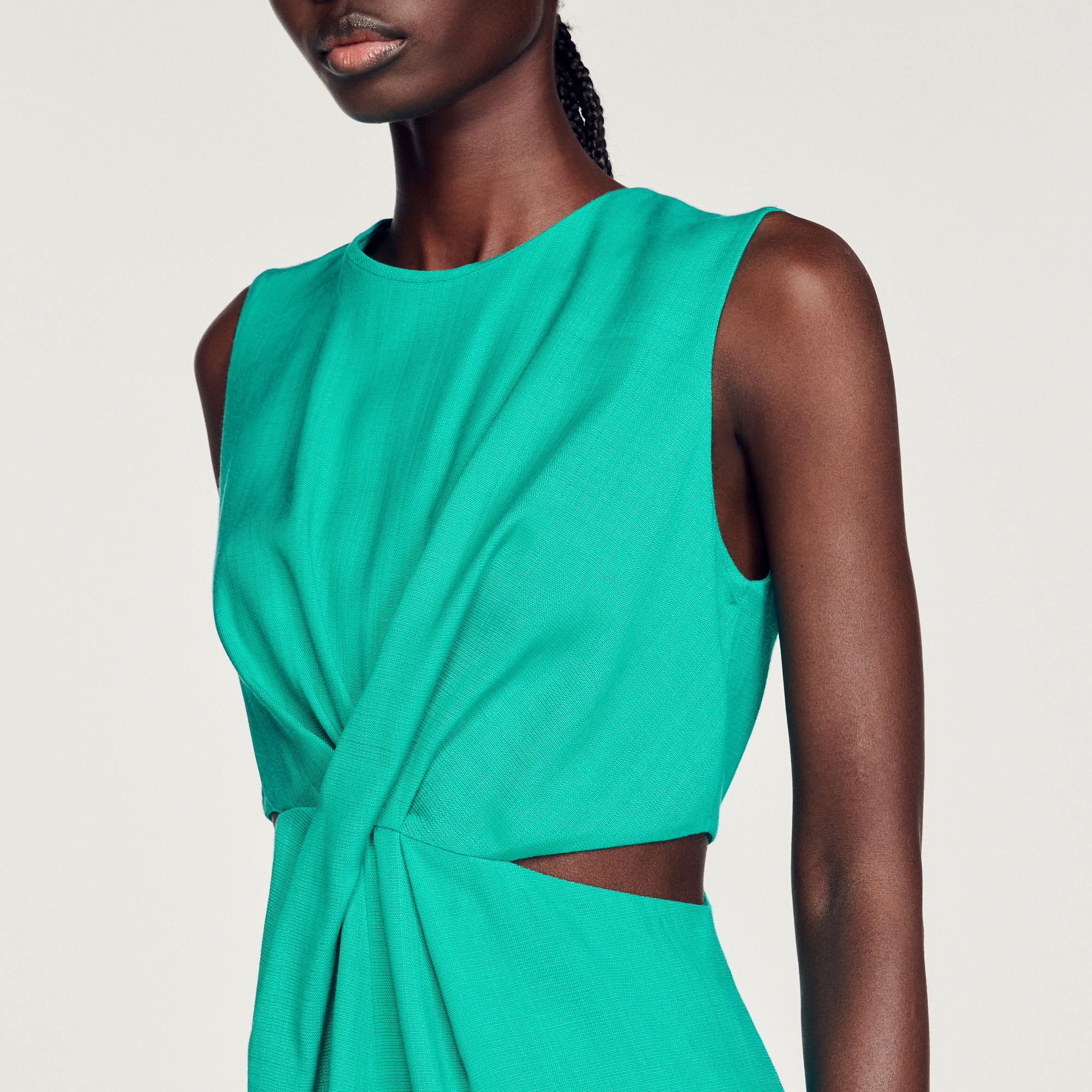 Robe courte á decoupes