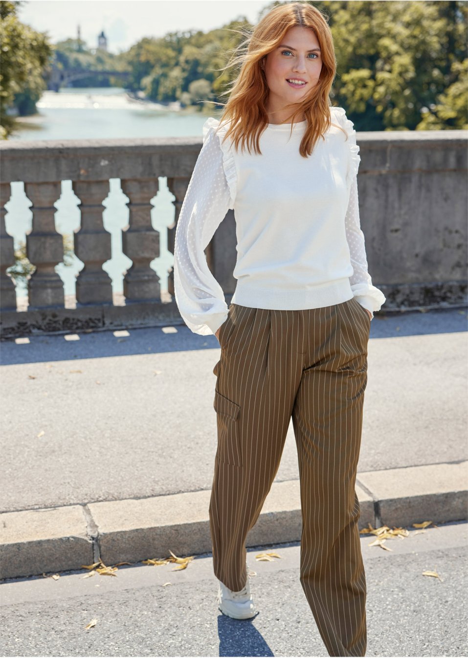 Pantalon cargo à fines rayures