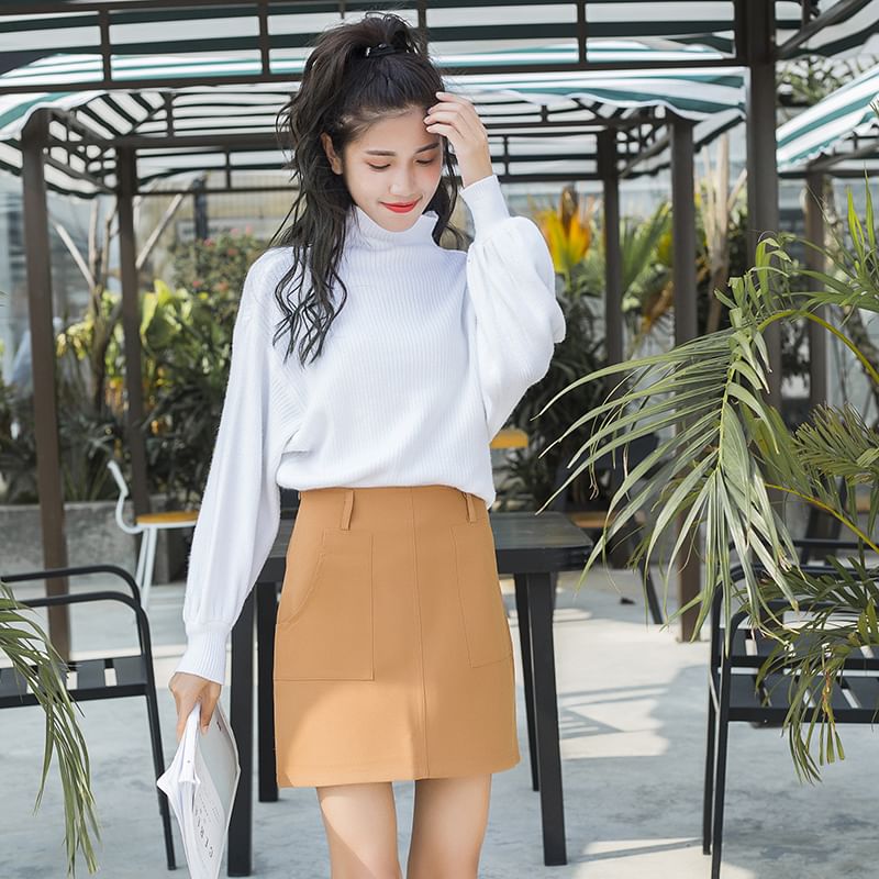 Petit Lace - Effen blouse met mock-neck / Mini-aansluitende rok / Set