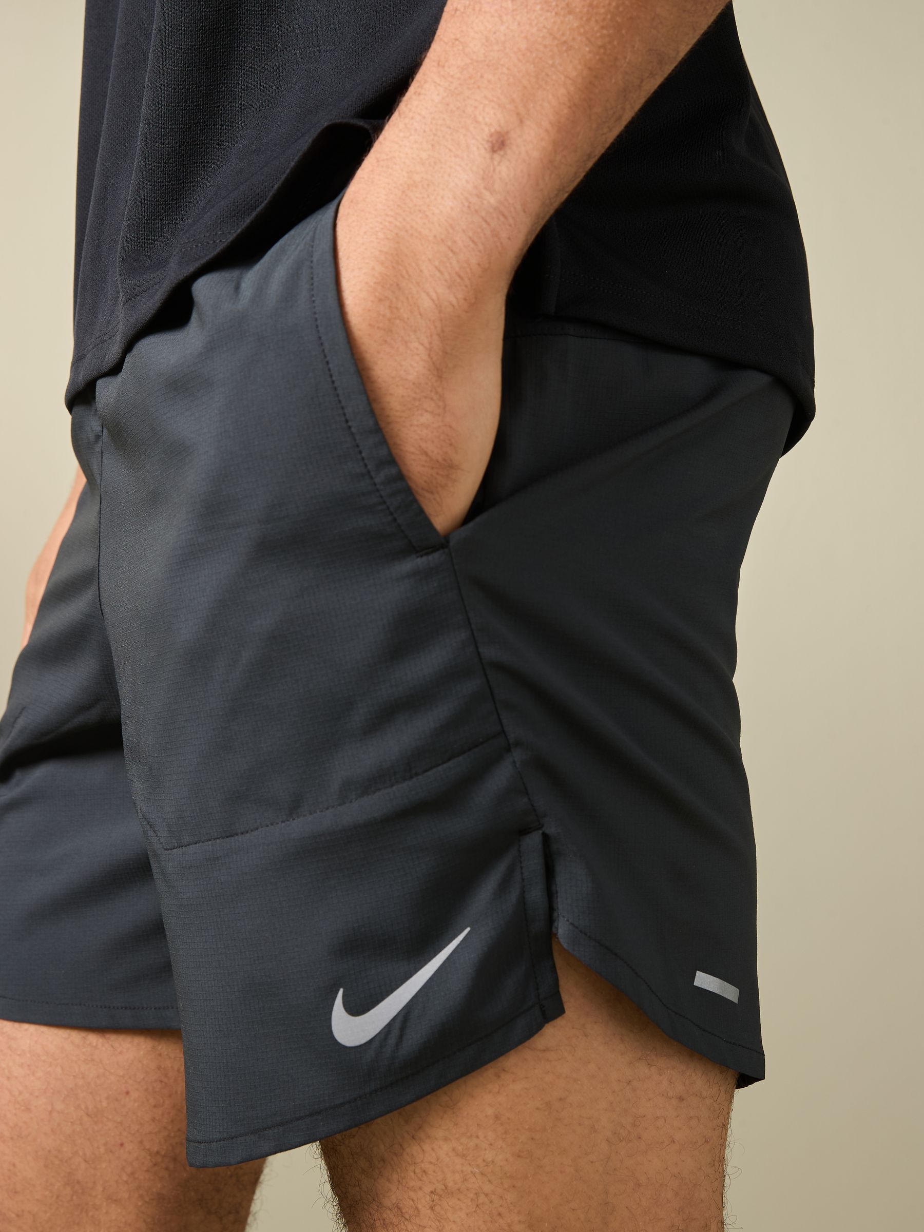 Zwart - 7 inch - Nike Dri-FIT Stride hardloopshort