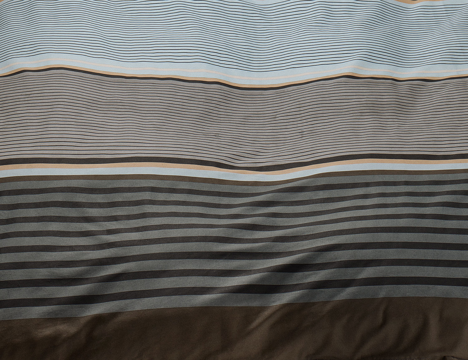 Bettwäsche mit blau-grauem Streifenmuster