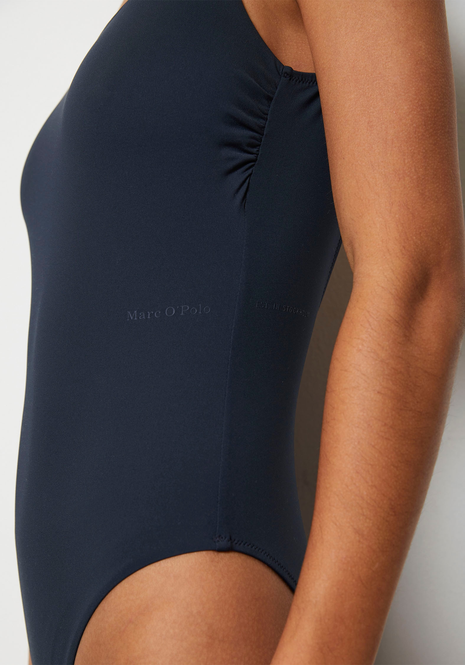 Marc O'Polo Badeanzug »Swimwear Essentials«, höherer Beinausschnitt, schnelltrocknend, tiefer Rückenausschnitt