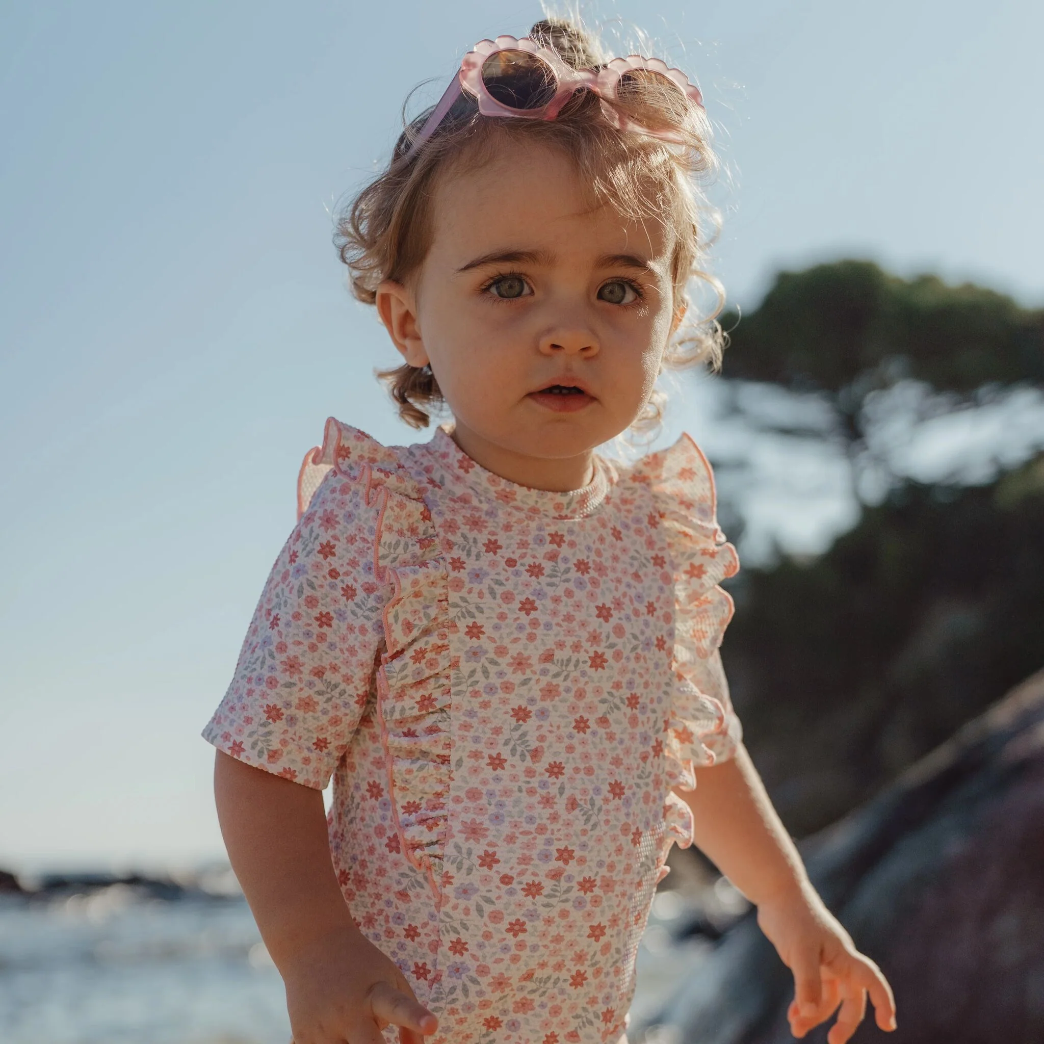 Roze zwempakje met ruffles en bloemenprint – sneldrogend & comfortabel