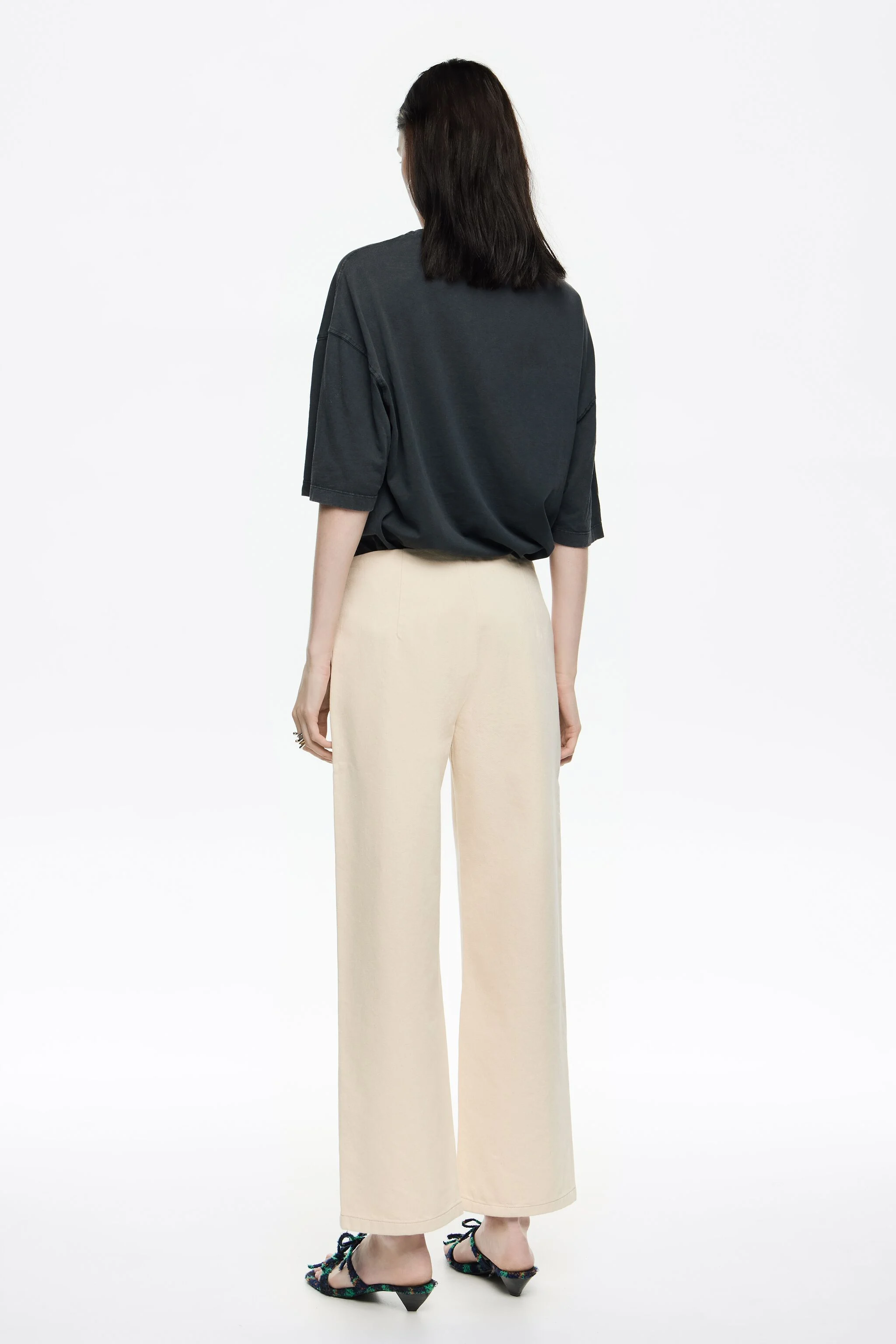 Calça jeans reta cropped - Jeans marfim na altura do tornozelo