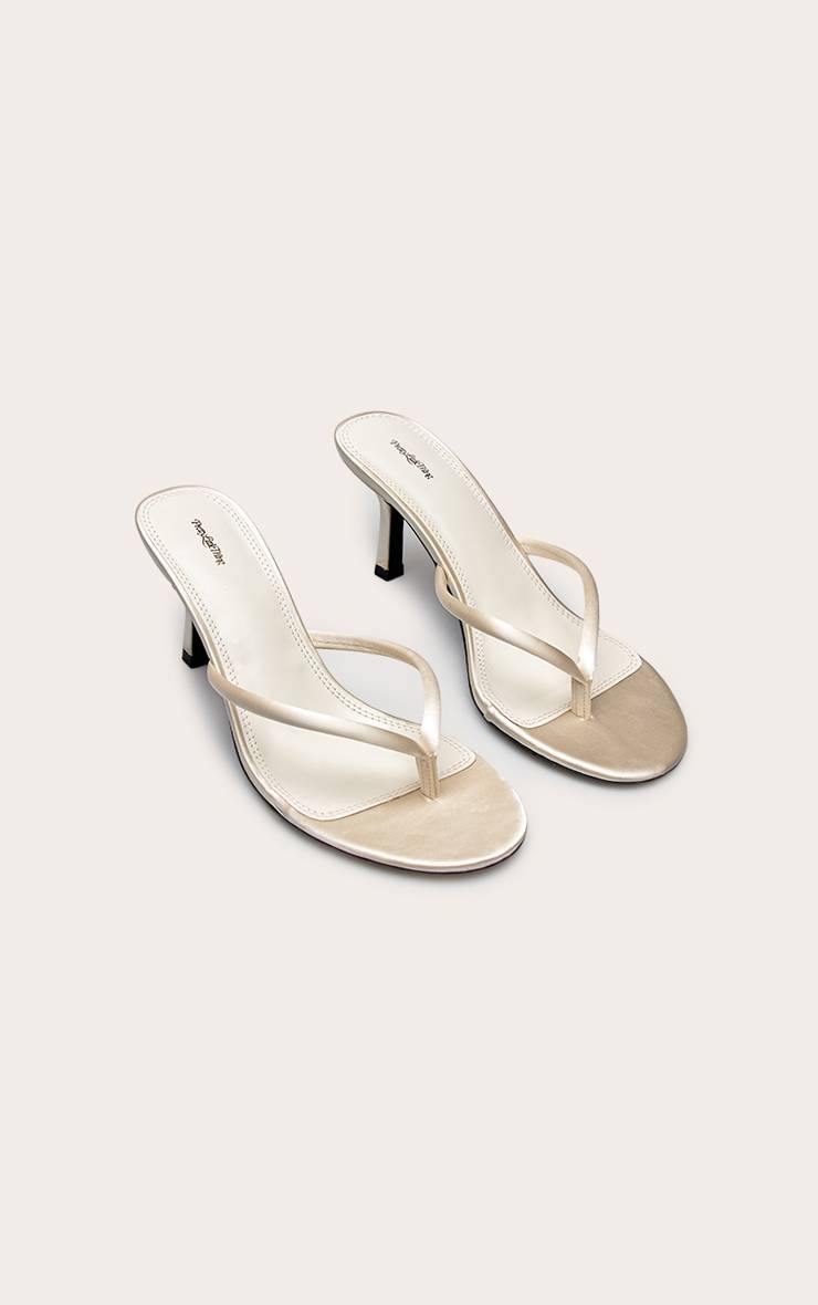 Vanille Mules À Talon En Satin Avec Bride Entre Les Orteils