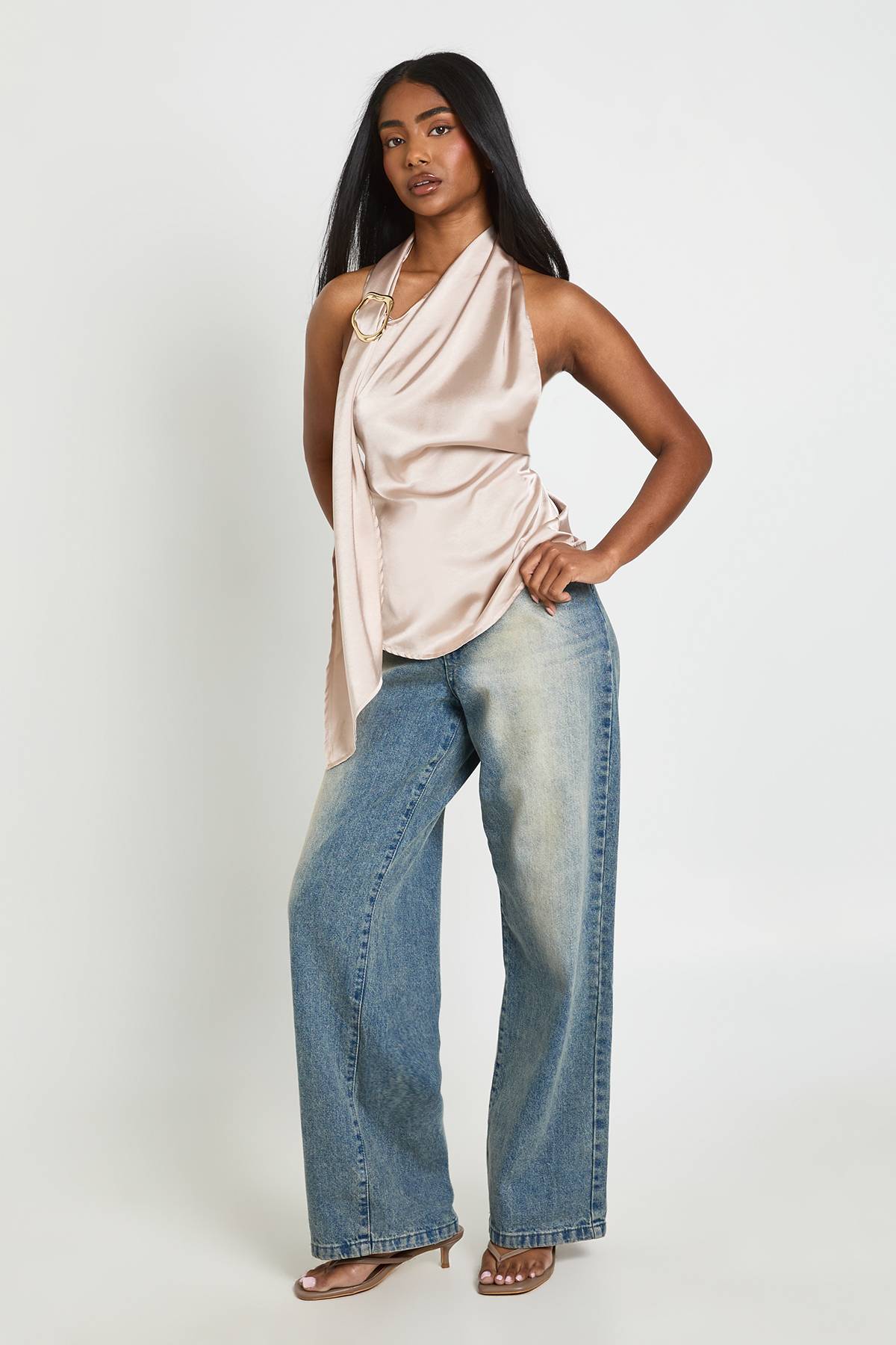 boohoo Haut Col Halter Avec Foulard Et Finitions Dorées